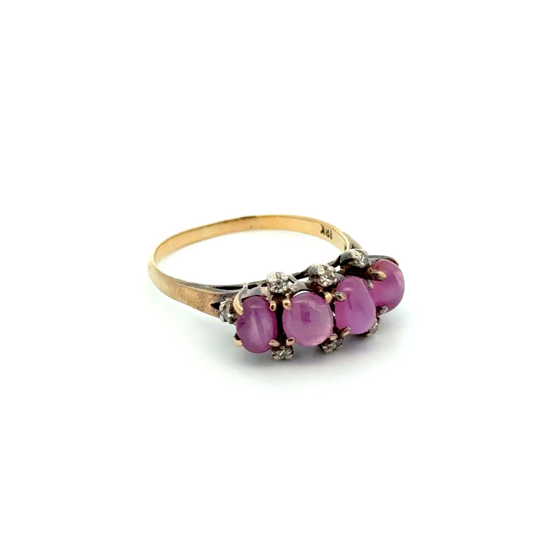 Semplicemente bello! Anello a fascia d'oro con 4 pietre e diamanti. Incastonato a mano con 4 rubini a stella del peso di circa 3,00tcw e diamanti di circa 0,12tcw. Montatura in oro giallo 18 carati e argento realizzata a mano. Anello misura 9.5,