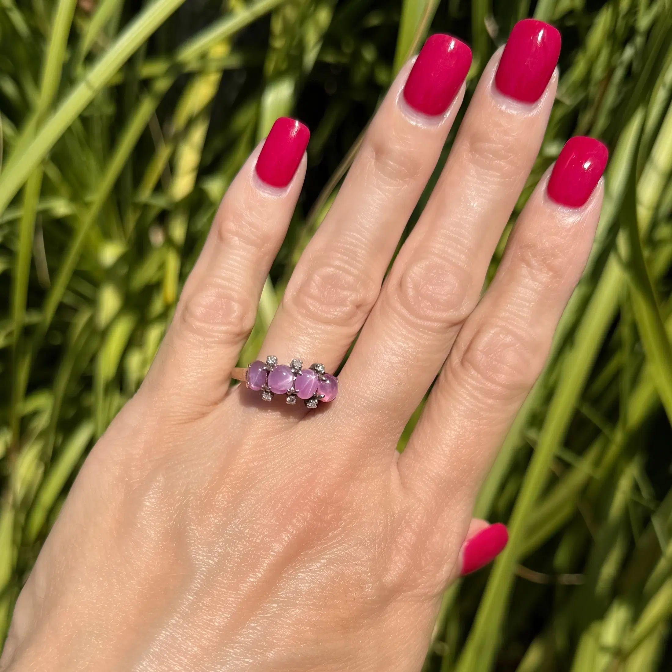 Modernista Anello d'oro con rubino e diamanti a 4 stelle vintage in vendita