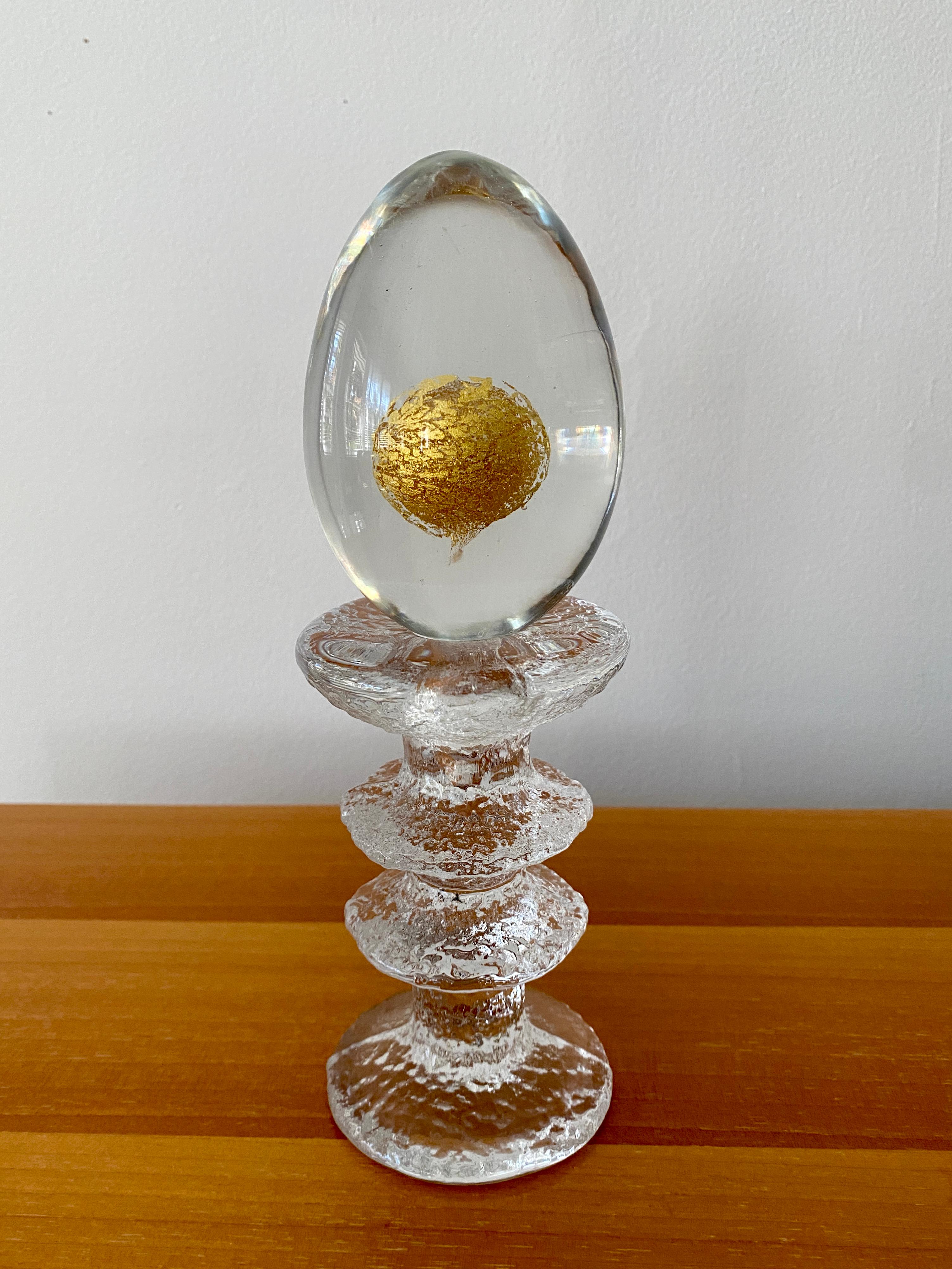 A vintage transparent glass egg with a gold leaf yoke. Tapio Wirkkala was well know by Venini since the 1950s due to Wirkkala's inclusion in the Venice Biennale's, Wirkkala joined Venini in 1964, the egg was designed in 1968 and manufactured until