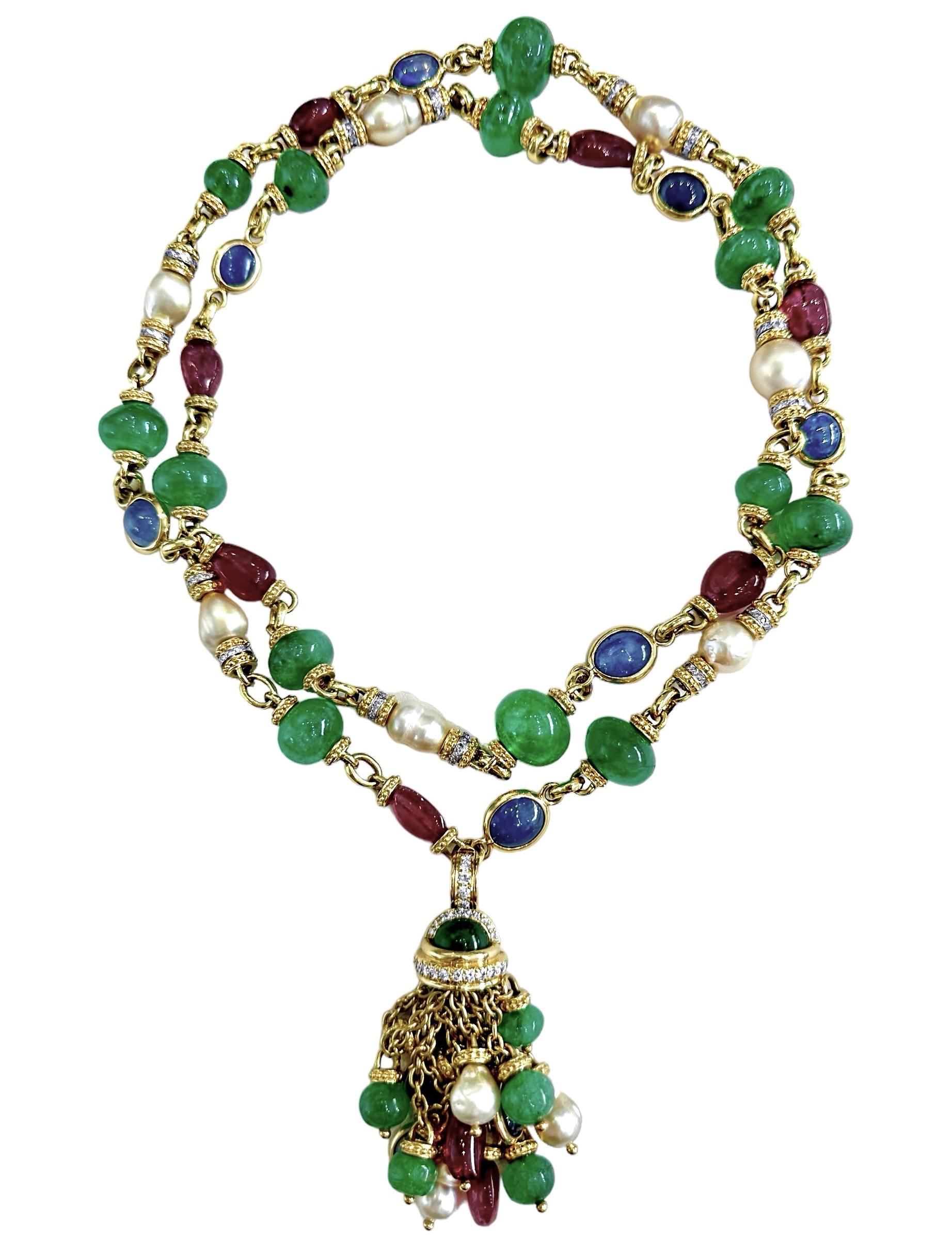 Diese opulente Vintage-Halskette aus 18 Karat Gelbgold des Designers Tambetti ist mit insgesamt achtundvierzig großen und kühnen Rubin-, Smaragd- und Saphir-Cabochons sowie mit Dutzenden funkelnder Diamanten und großen Perlen besetzt. Die Halskette