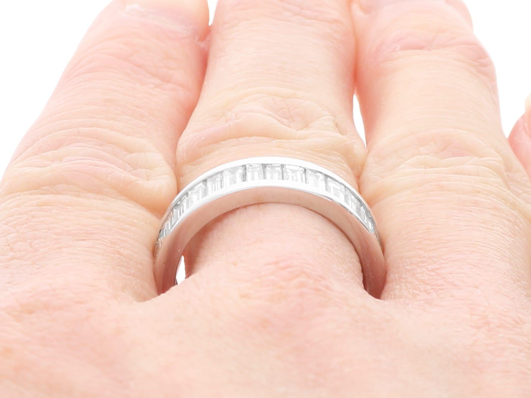 Anello a eternità completa di 4,00 carati in platino e diamanti d'epoca, CIRCA 1990 in vendita 5