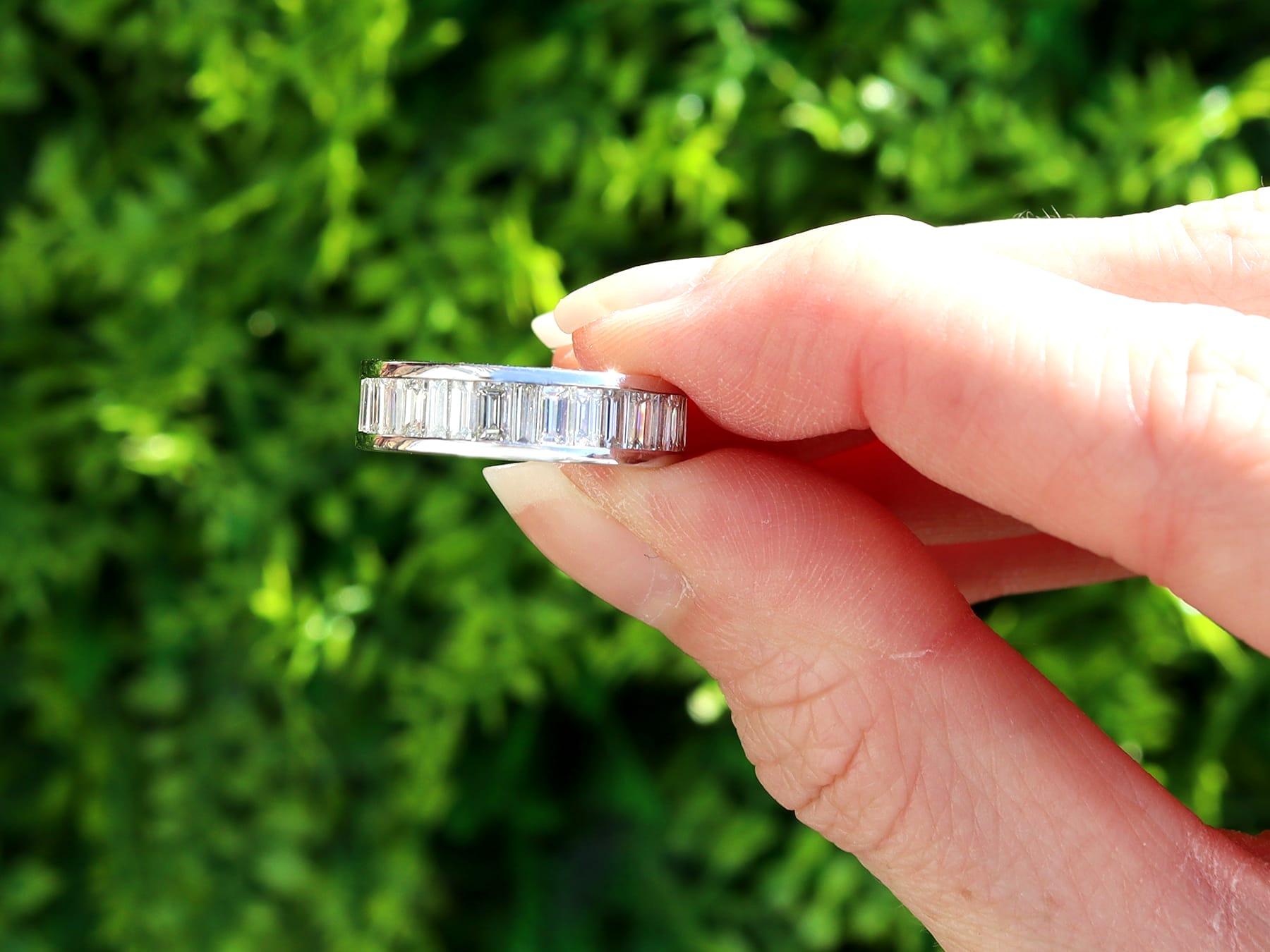 Uno splendido, raffinato e impressionante anello eternità con diamante vintage da 4,00 carati e platino; fa parte della nostra variegata collezione di anelli con diamanti.

Questo splendido, raffinato e impressionante anello eternità vintage con