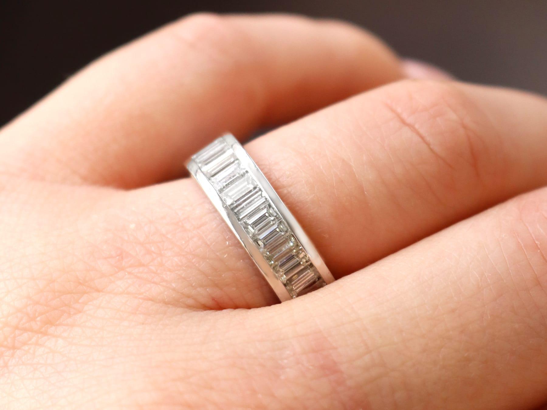 Taglio baguette Anello a eternità completa di 4,00 carati in platino e diamanti d'epoca, CIRCA 1990 in vendita