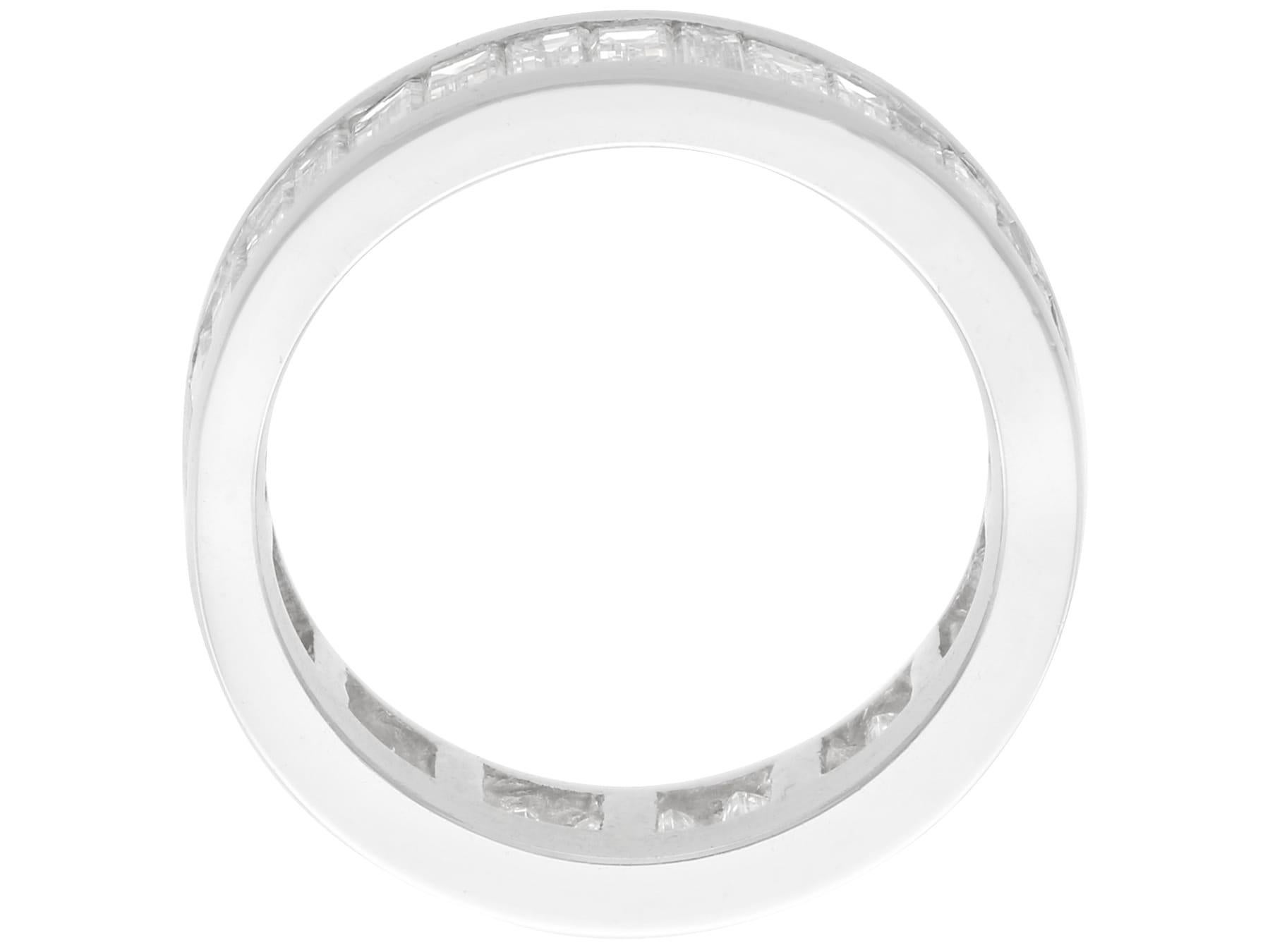 Anello a eternità completa di 4,00 carati in platino e diamanti d'epoca, CIRCA 1990 in vendita 1
