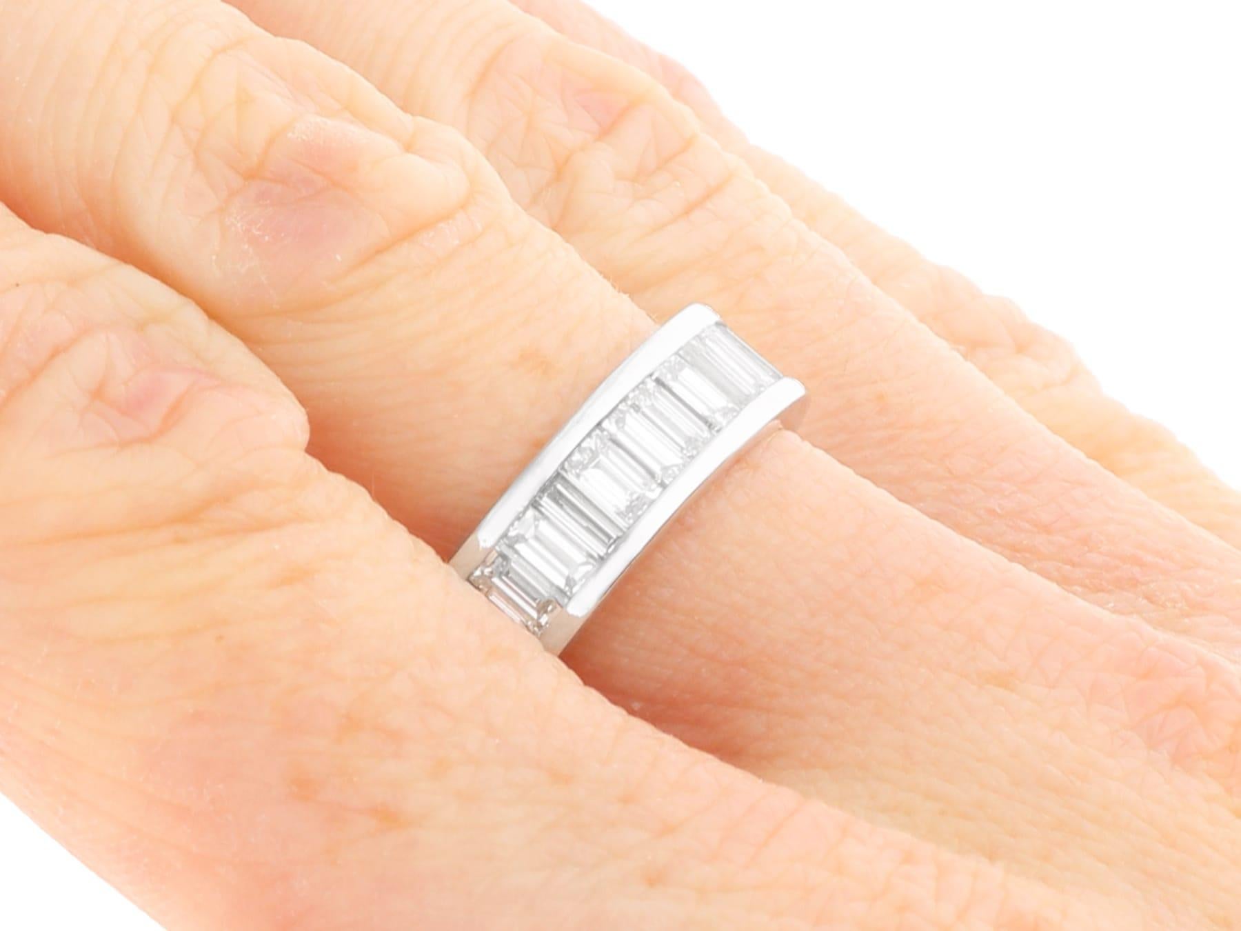 Anello a eternità completa di 4,00 carati in platino e diamanti d'epoca, CIRCA 1990 in vendita 4