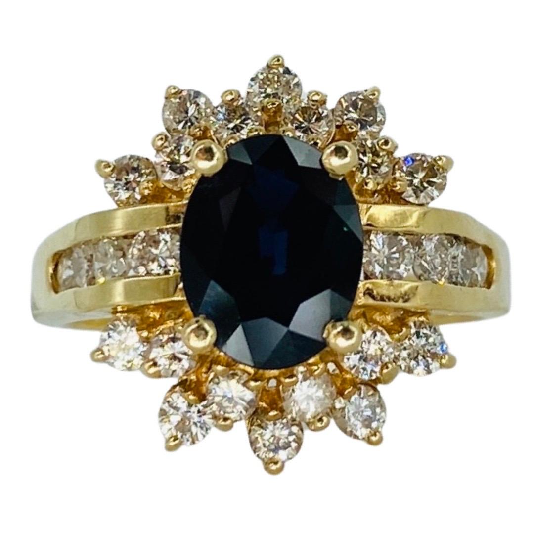 Anello da cocktail vintage con zaffiro blu e diamanti da 4,00tcw in oro 14k. I diamanti di alta qualità hanno un peso totale di circa 2 carati e lo zaffiro blu pesa circa 2,00 carati per formula. L'anello è di alta gamma ed estremamente ben fatto.