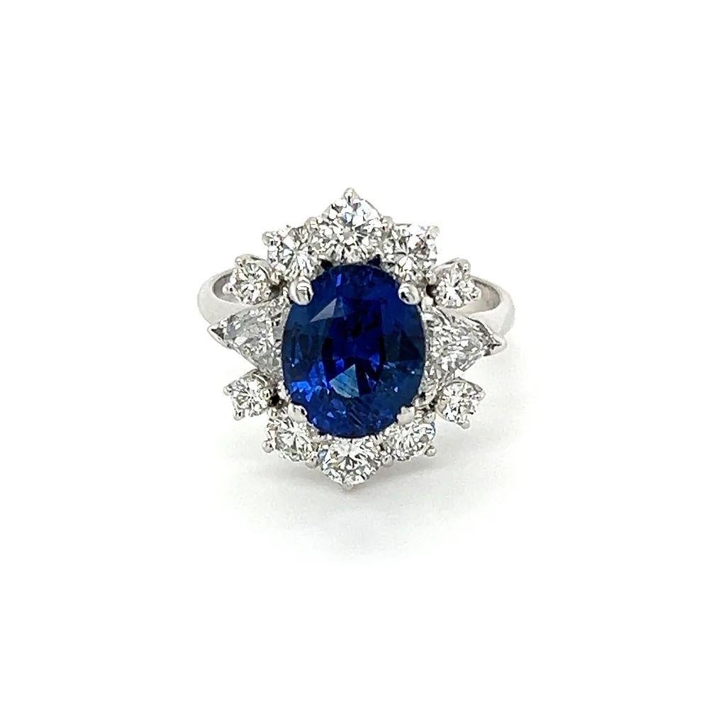 Taille ovale Vintage 4.05 Carat Oval Vivid Diamonds Blue Sapphire GRS and Diamond Gold Cocktail Ring en vente
