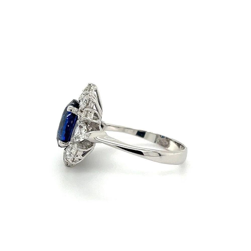 Vintage 4.05 Carat Oval Vivid Diamonds Blue Sapphire GRS and Diamond Gold Cocktail Ring Pour femmes en vente