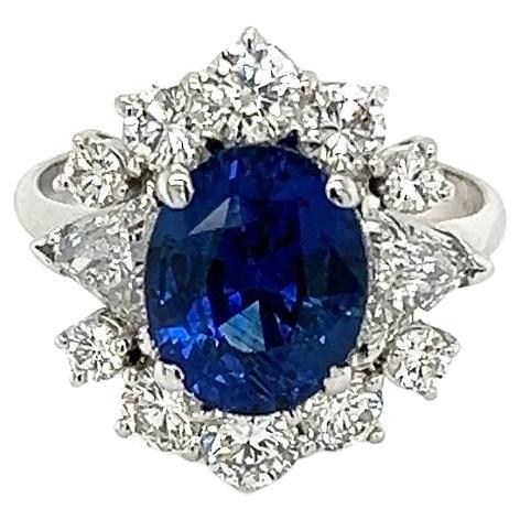 Vintage 4.05 Carat Oval Vivid Diamonds Blue Sapphire GRS and Diamond Gold Cocktail Ring en vente