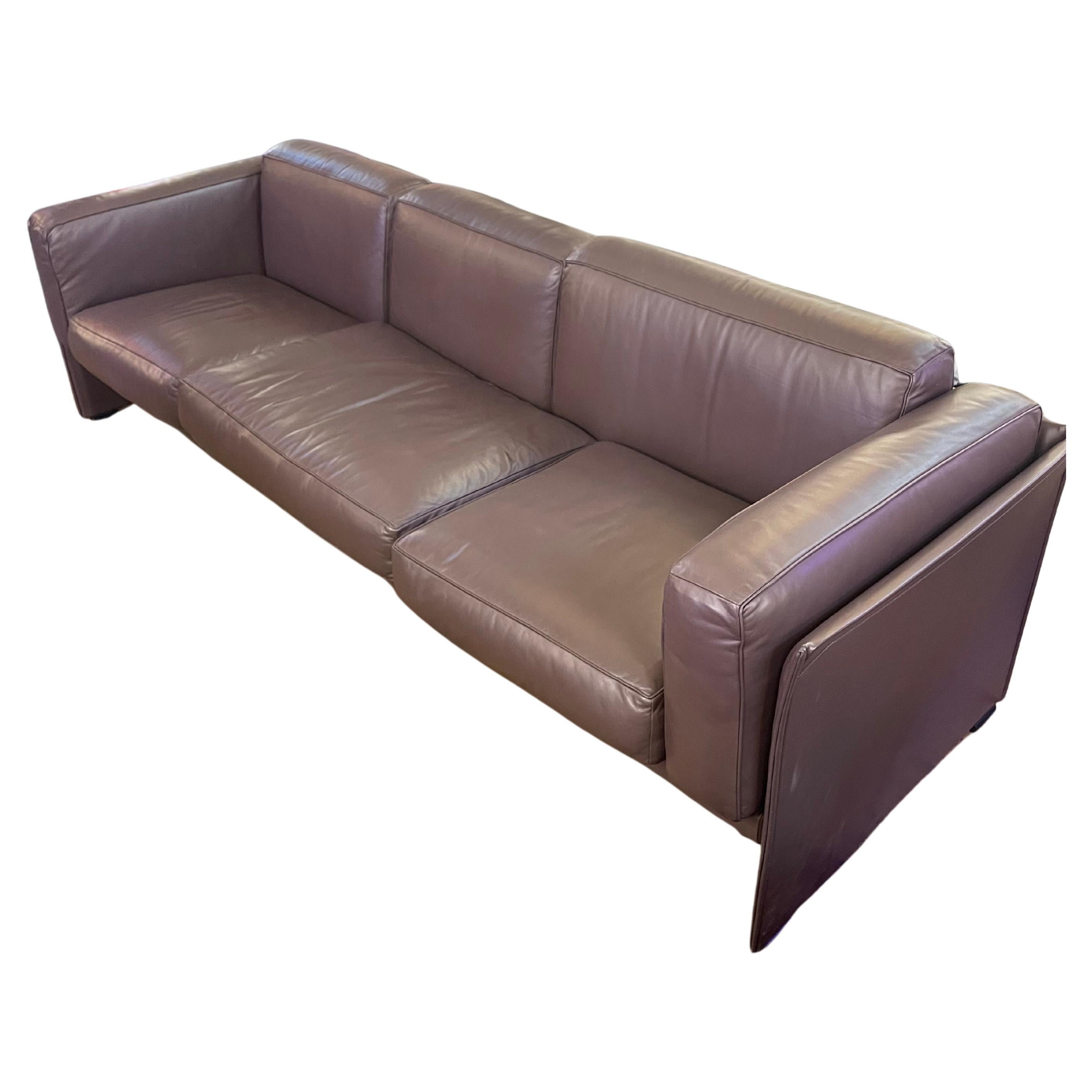 Canapé Duc 405 moderne du milieu du siècle dernier en cuir prune de Mario Bellini pour Cassina

Magnifique canapé italien moderne du milieu du siècle à trois places en cuir prune/aubergine avec des panneaux enveloppés de cuir attachés par des