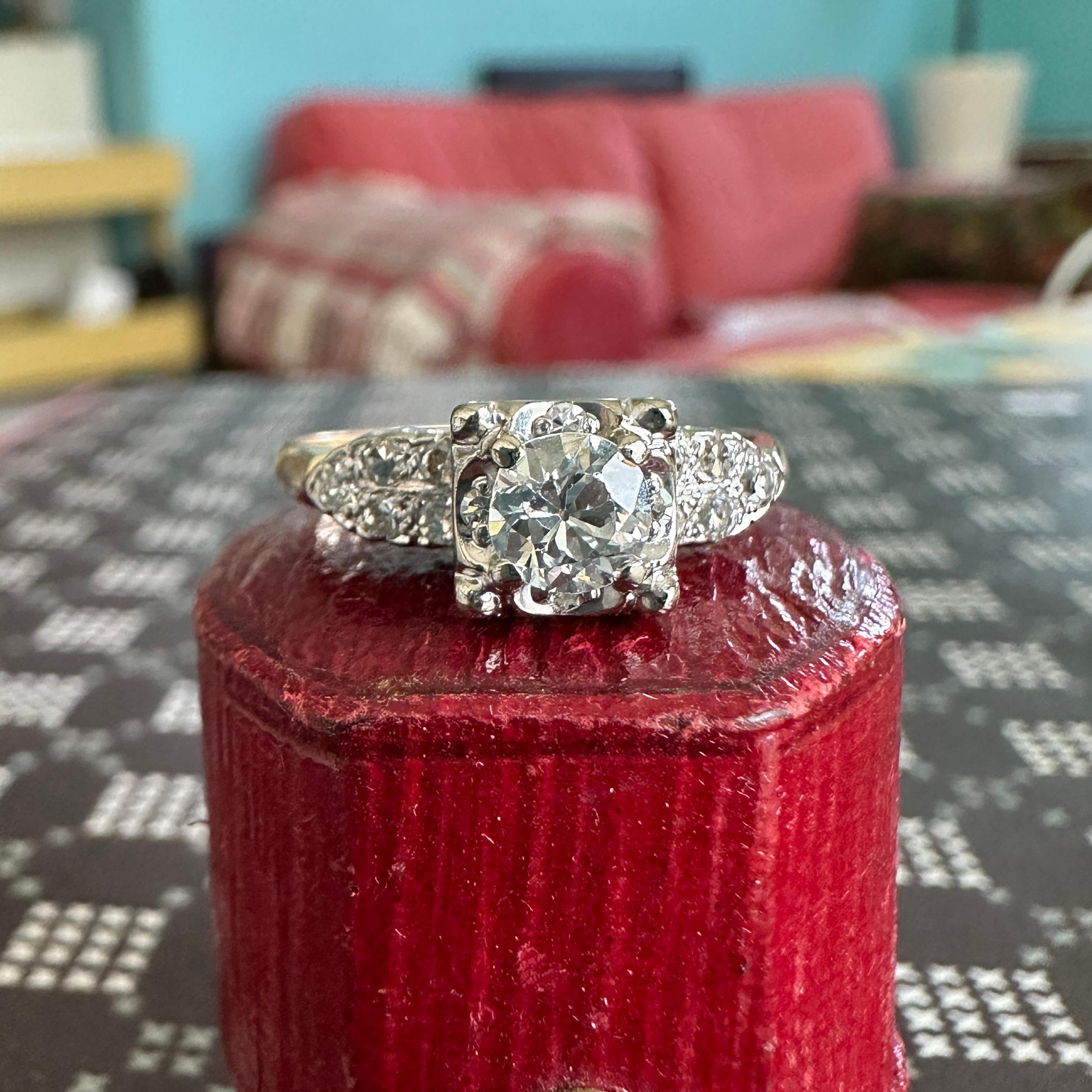 Dettagli:
Il classico diamante Mid-Century incastonato in oro giallo e bianco bicolore 14K risale agli anni 1930-40. Il diamante centrale è di circa 0,40 carati ed è incastonato con quattro griffe. Il diamante è un taglio rotondo europeo di