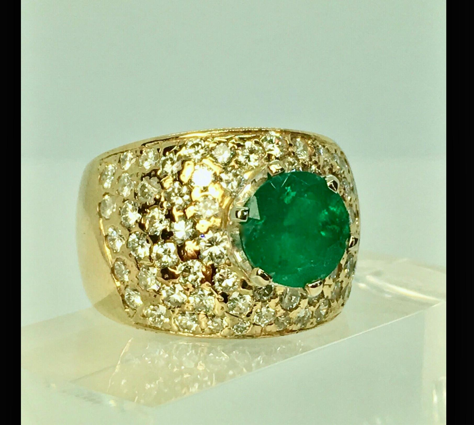 GORGEOUS VINTAGE INTENSE GREEN COLOMBIAN NATURAL EMERALD AND DIAMOND RING 14K
Featuring an 2.10 carat rich green round cut emerald. The center Colombian emerald is set in six prongs surrounded by a diamond  Pave' set round brilliant diamonds. The