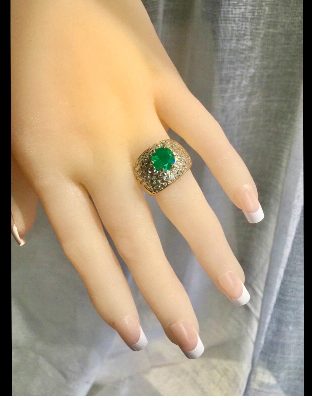 Contemporary Vintage 4.10 Carat Natural Round Cut Colombian Emerald Diamond Ring For Sale