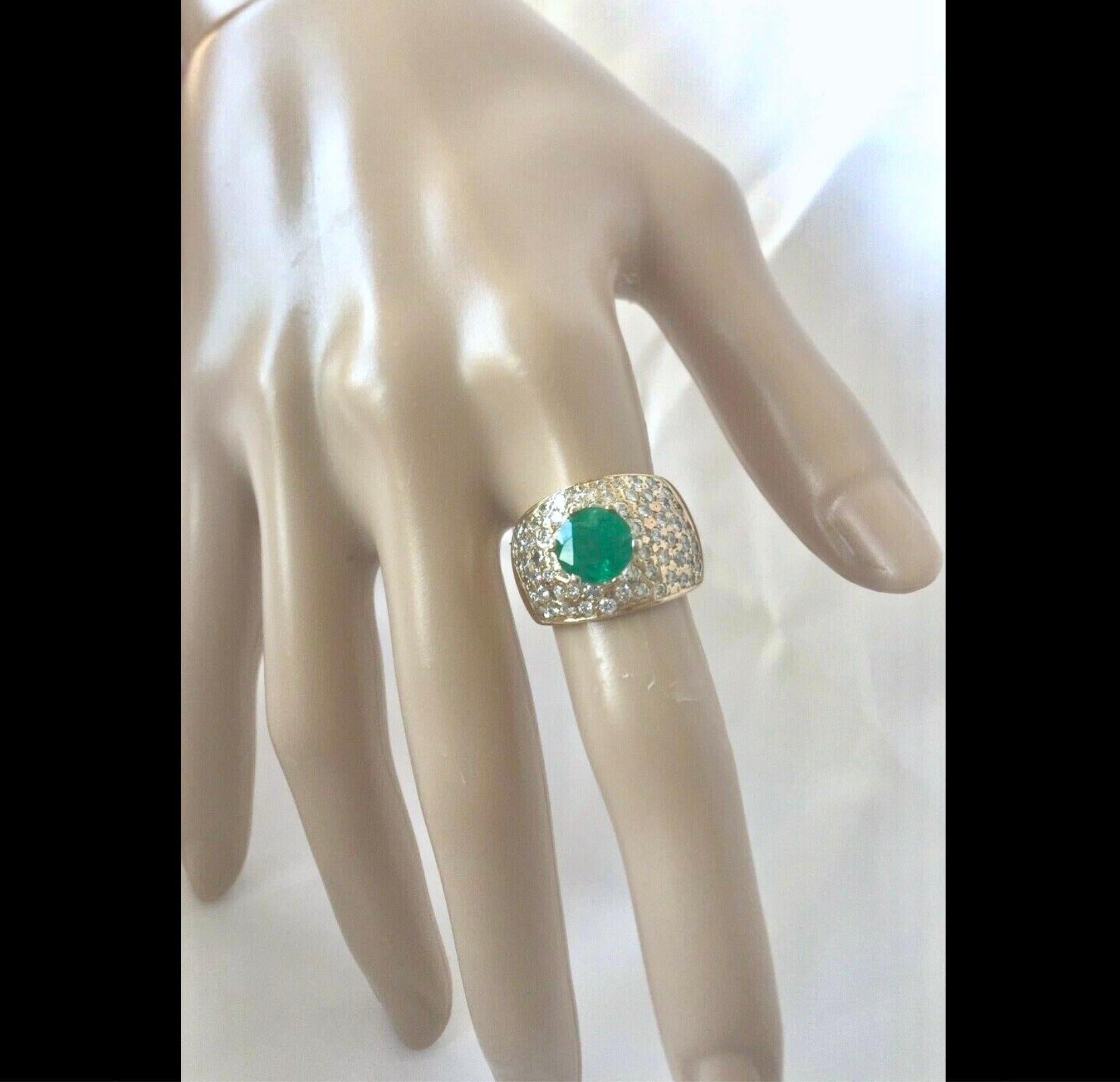 Vintage 4.10 Carat Natural Round Cut Colombian Emerald Diamond Ring For Sale 3