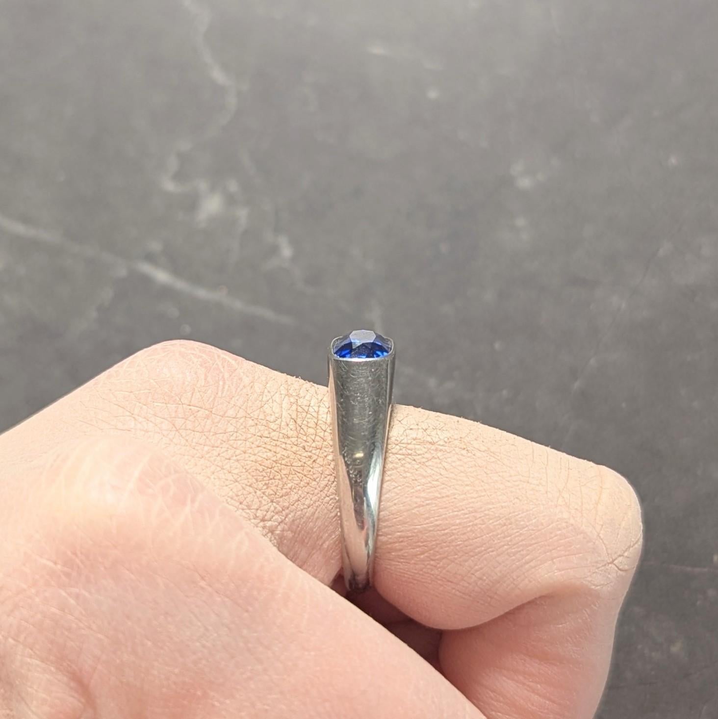 Anillo de sello unisex vintage de zafiro de Ceilán sin calor de 4,12 qt en platino al ras en venta 8
