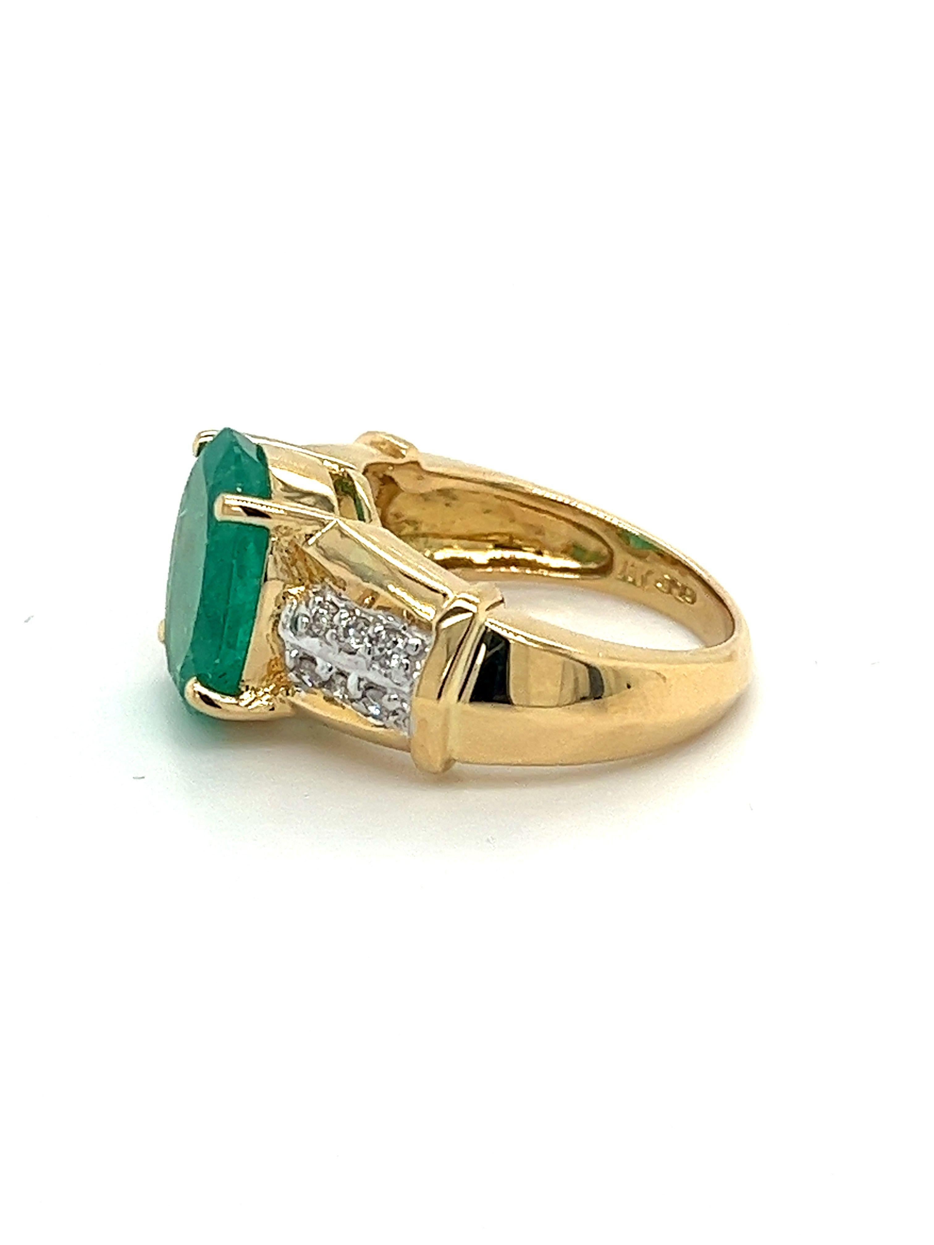 4.14 Carat Oval Cut Natural Emerald and Diamond Ring in 18K Yellow Gold In New Condition In Miami, FL