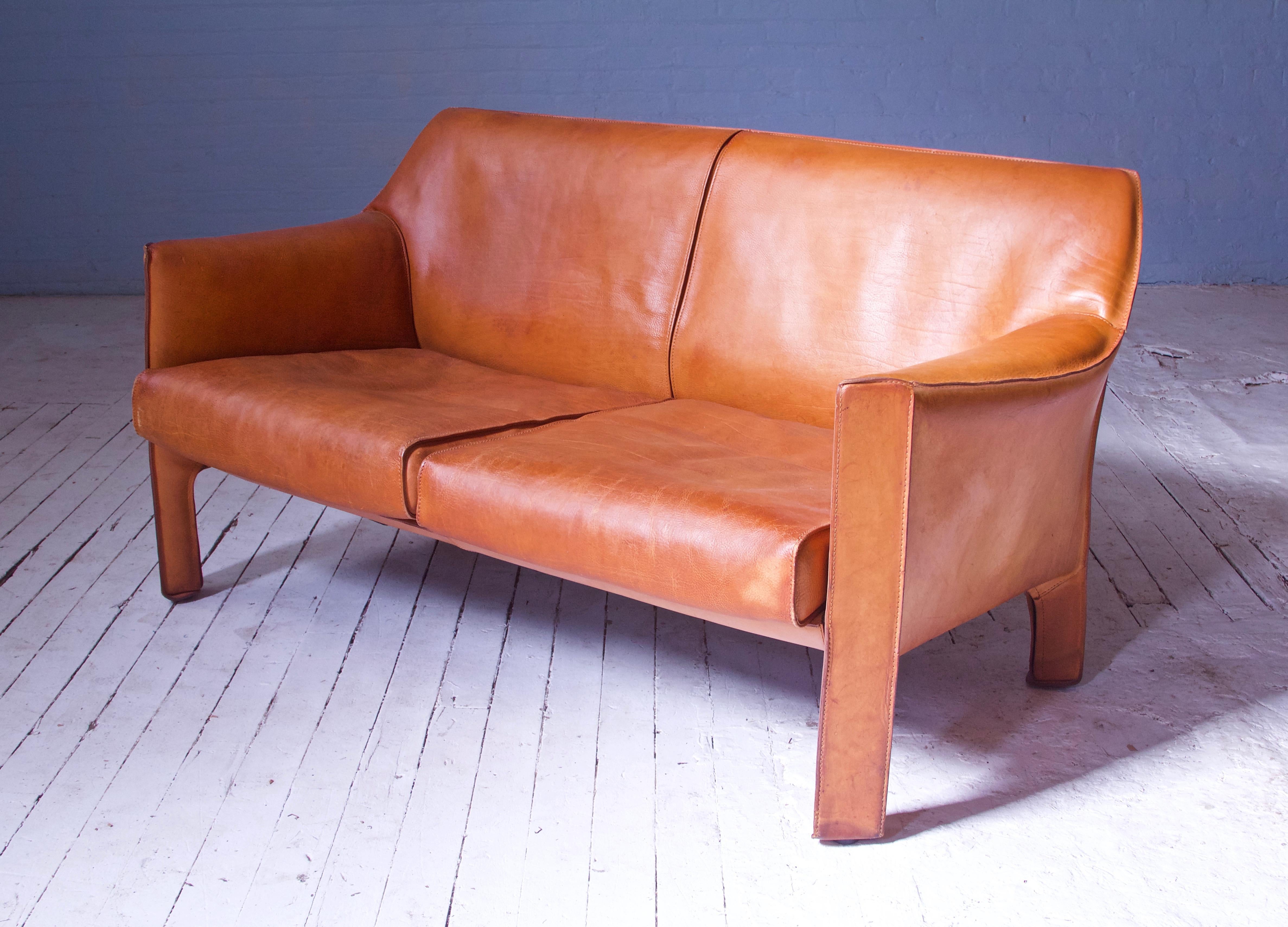 Das Zweisitzer-Sofa 415 cab im Vintage-Stil aus cognacfarbenem Leder von Mario Bellini ist ein unglaubliches Stück Sitzdesign. Größer und voluminöser als das Vorgängermodell 414:: stellt die Linie 415 - die letzte der CAB-Designs - den Höhepunkt von