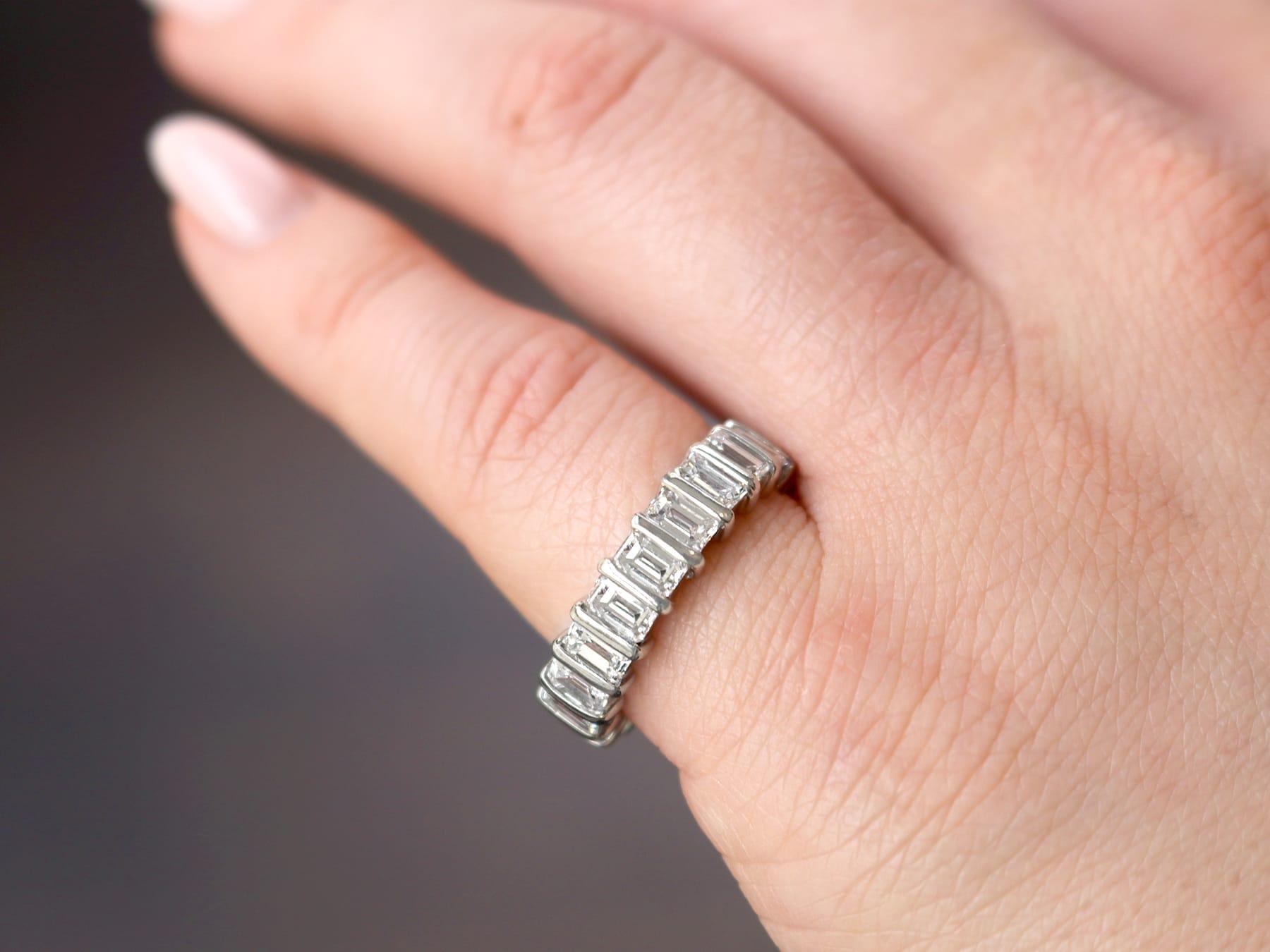 Memoryring aus Platin mit 4,15 Karat Diamant im Smaragdschliff und Platin im Zustand „Hervorragend“ im Angebot in Jesmond, Newcastle Upon Tyne