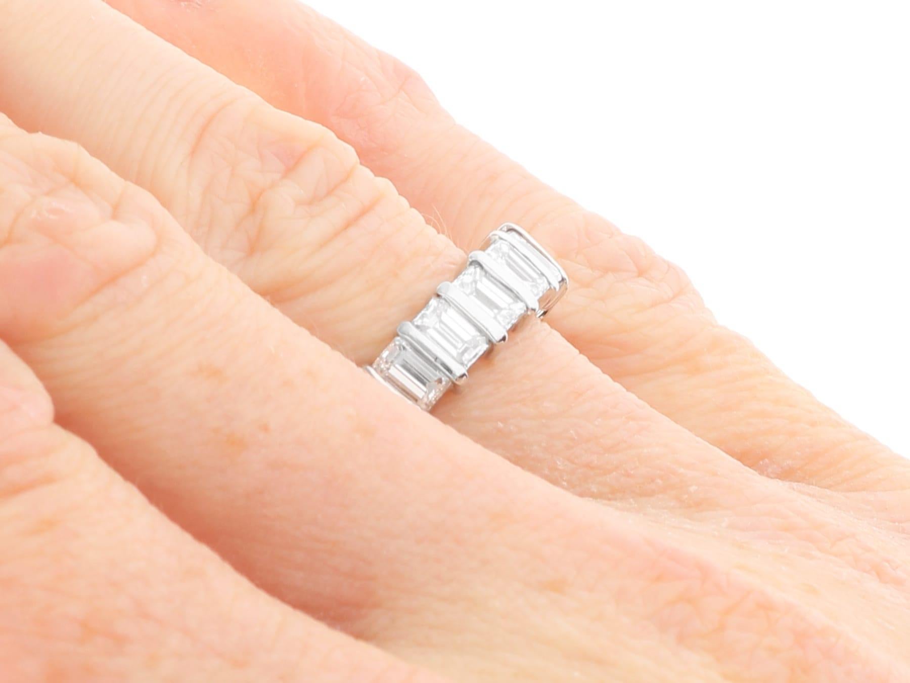 Memoryring aus Platin mit 4,15 Karat Diamant im Smaragdschliff und Platin im Angebot 3