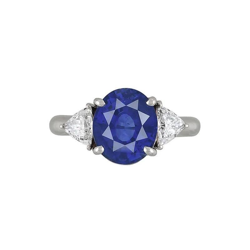 Women's Vintage 4.15 Carat Oval Ceylon Sapphire GIA and Trillion Diamond Platinum Ring For Sale