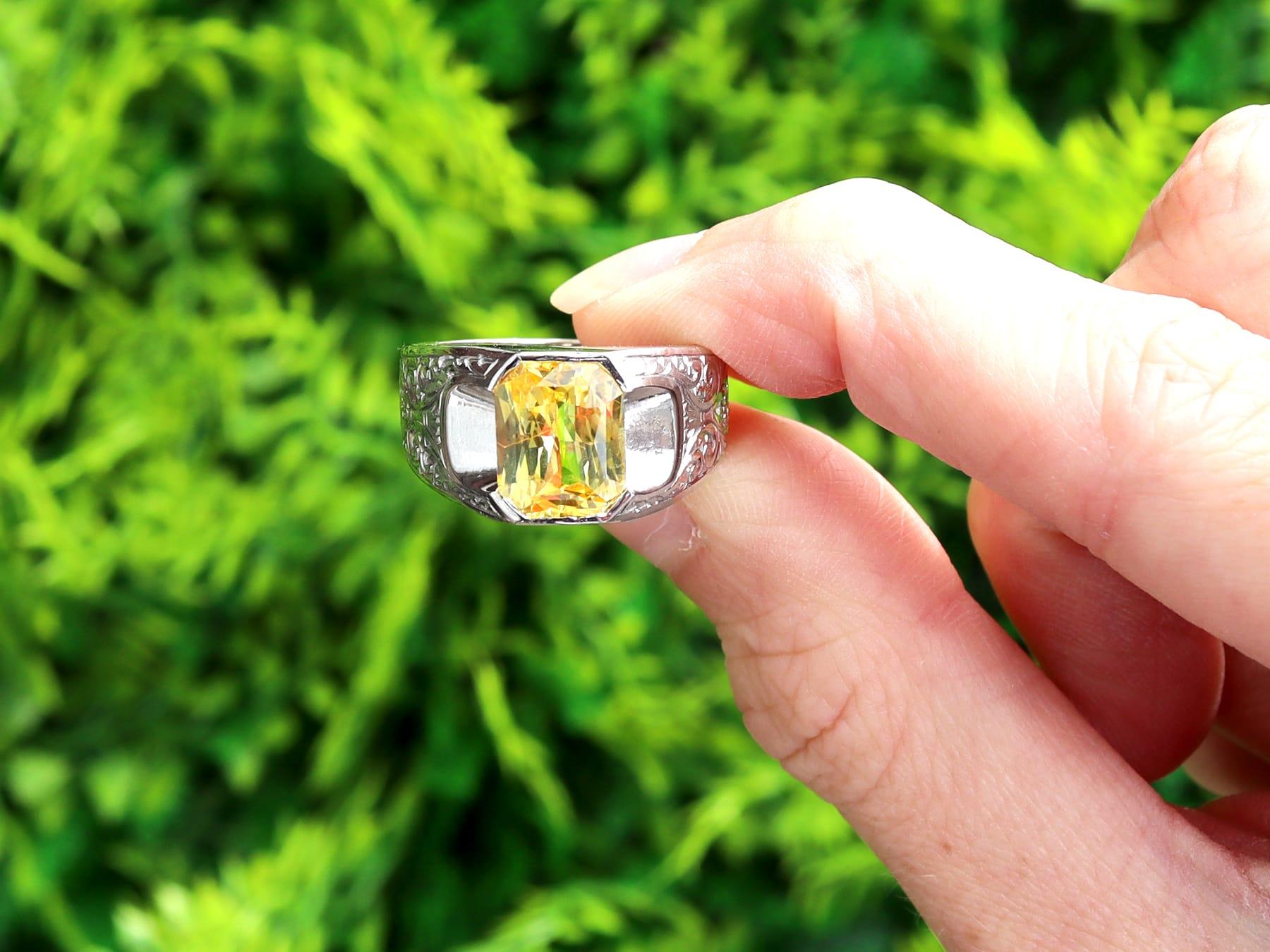Une superbe bague en saphir jaune de Ceylan de 4,16 carats et platine, datant des années 1990, qui fait partie de notre collection de bagues en saphir vintage.

Cette étonnante, fine et impressionnante bague vintage en saphir jaune a été réalisée en