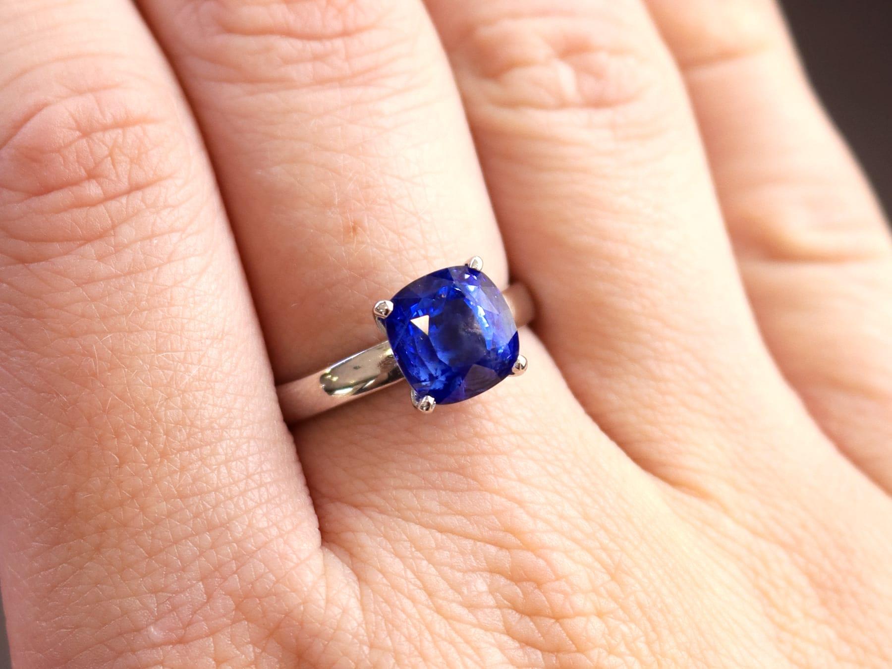 Vintage 4,19 Karat Madagaskar Saphir 18k Weißgold Solitär Ring CIRCA 1990 (Kissenschliff) im Angebot