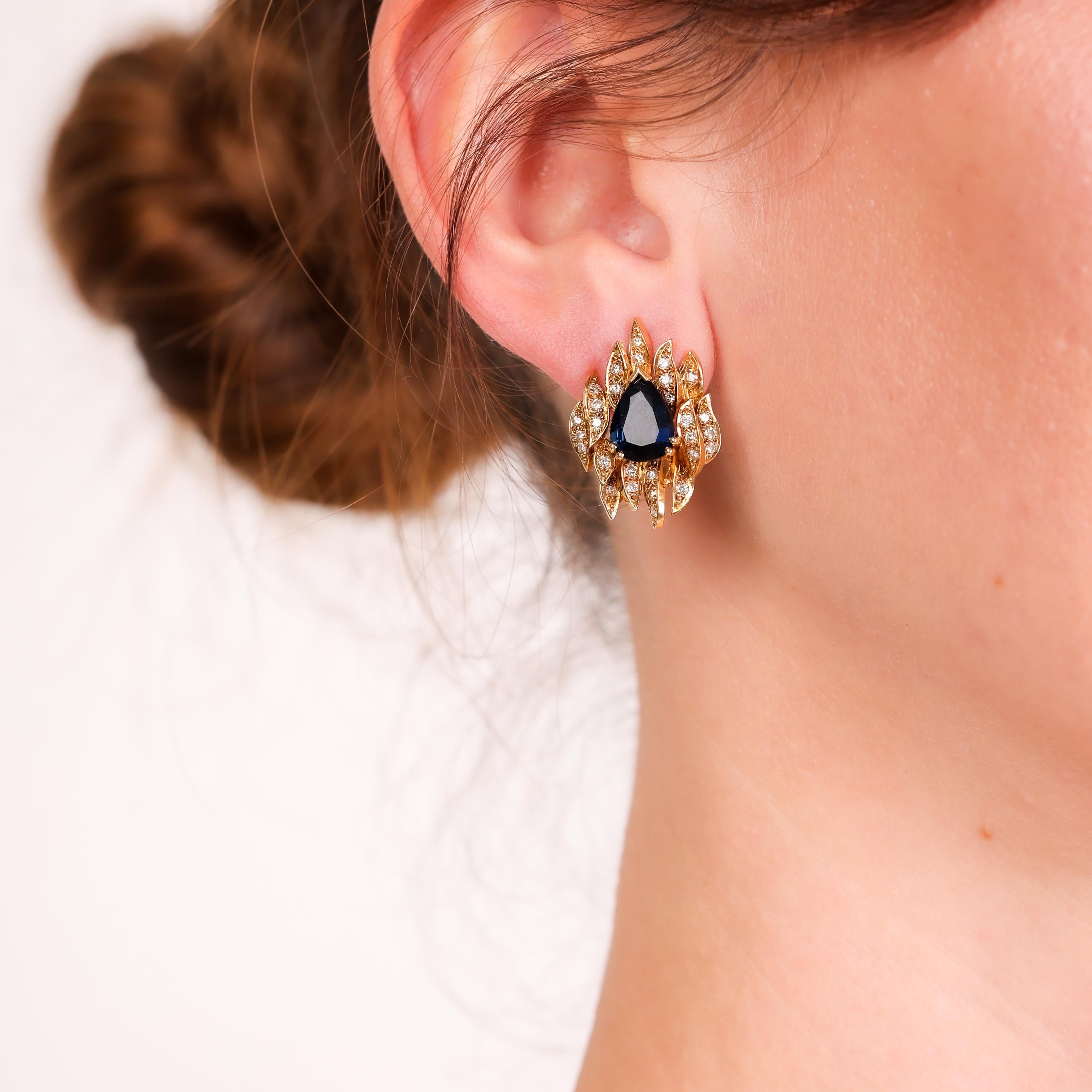 Pendientes vintage de oro amarillo de 18k con diamante y zafiro de 4,20 quilates de peso total Corte pera en venta