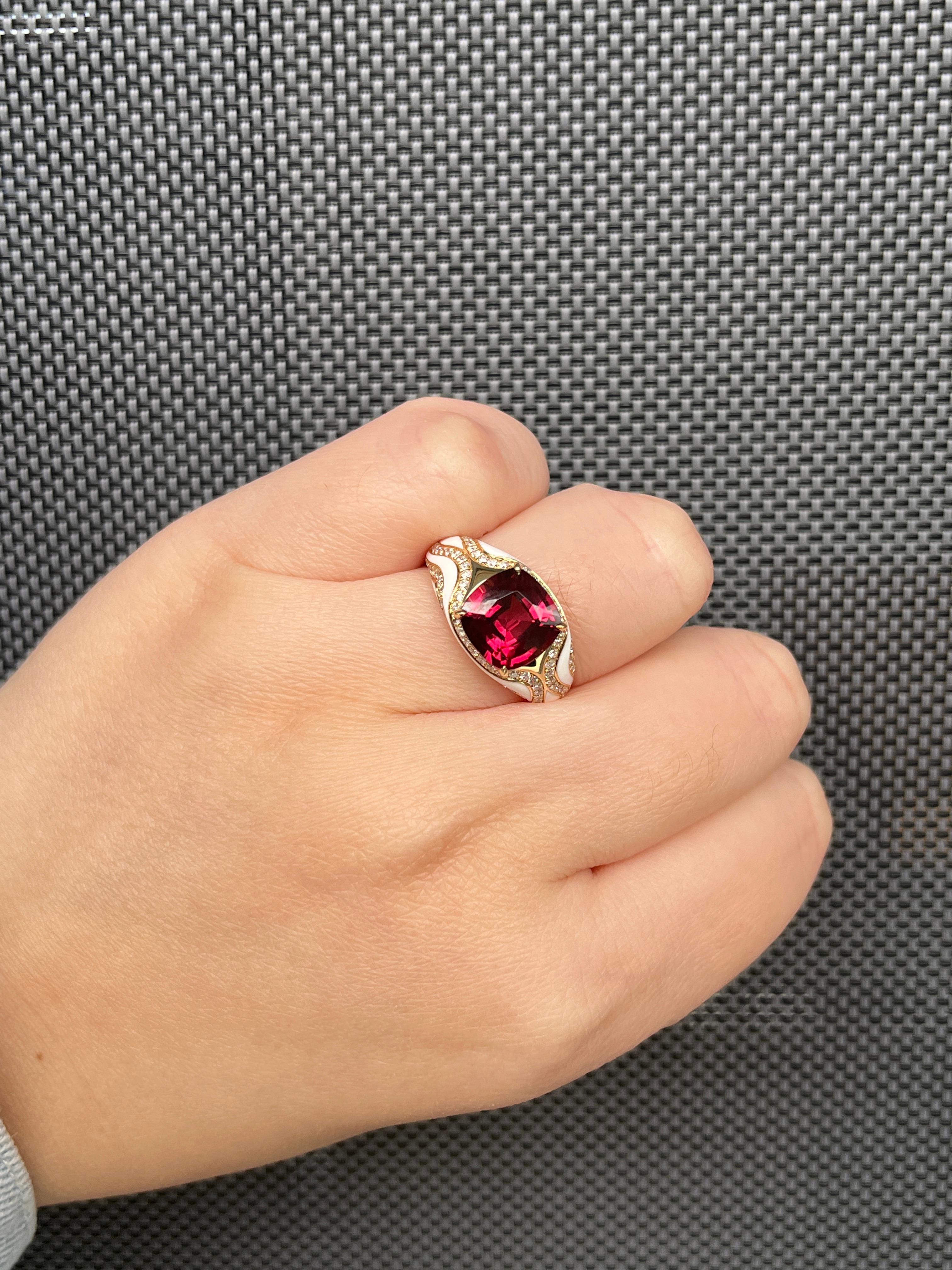 Vintage 4.23Ct Garnet Enamel Art Deco Style Diamond Ring in 14K Yellow Gold For Sale 4