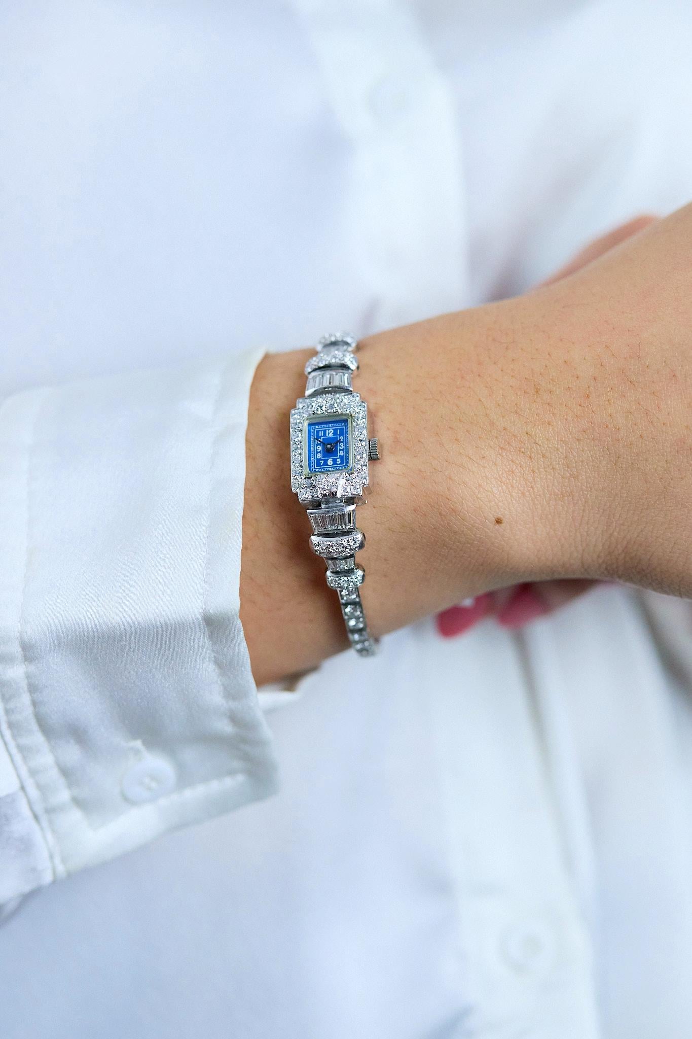 Damenarmbanduhr aus Platin mit 4,25 Karat Diamanten im Mischschliff im Vintage-Stil (Rundschliff) im Angebot