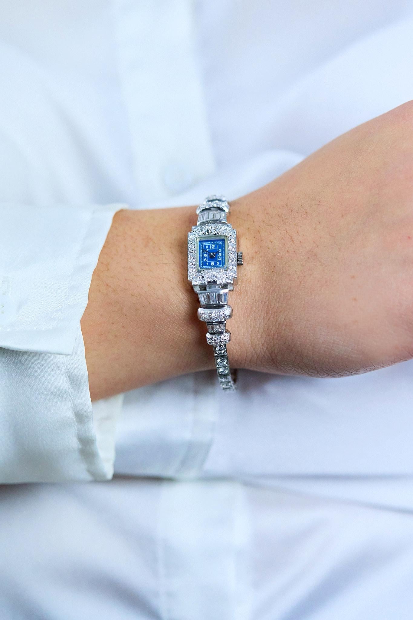 Damenarmbanduhr aus Platin mit 4,25 Karat Diamanten im Mischschliff im Vintage-Stil im Zustand „Gut“ im Angebot in New York, NY