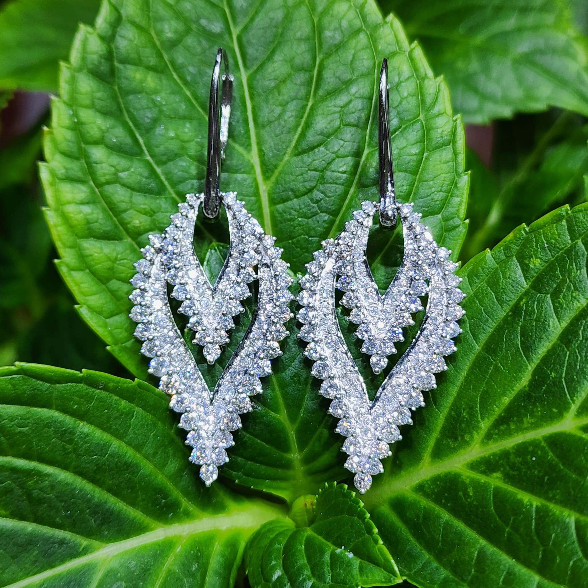 Women's Vintage 4.28 Carat Diamond Drop Earrings in 18 Karat White Gold For Sale