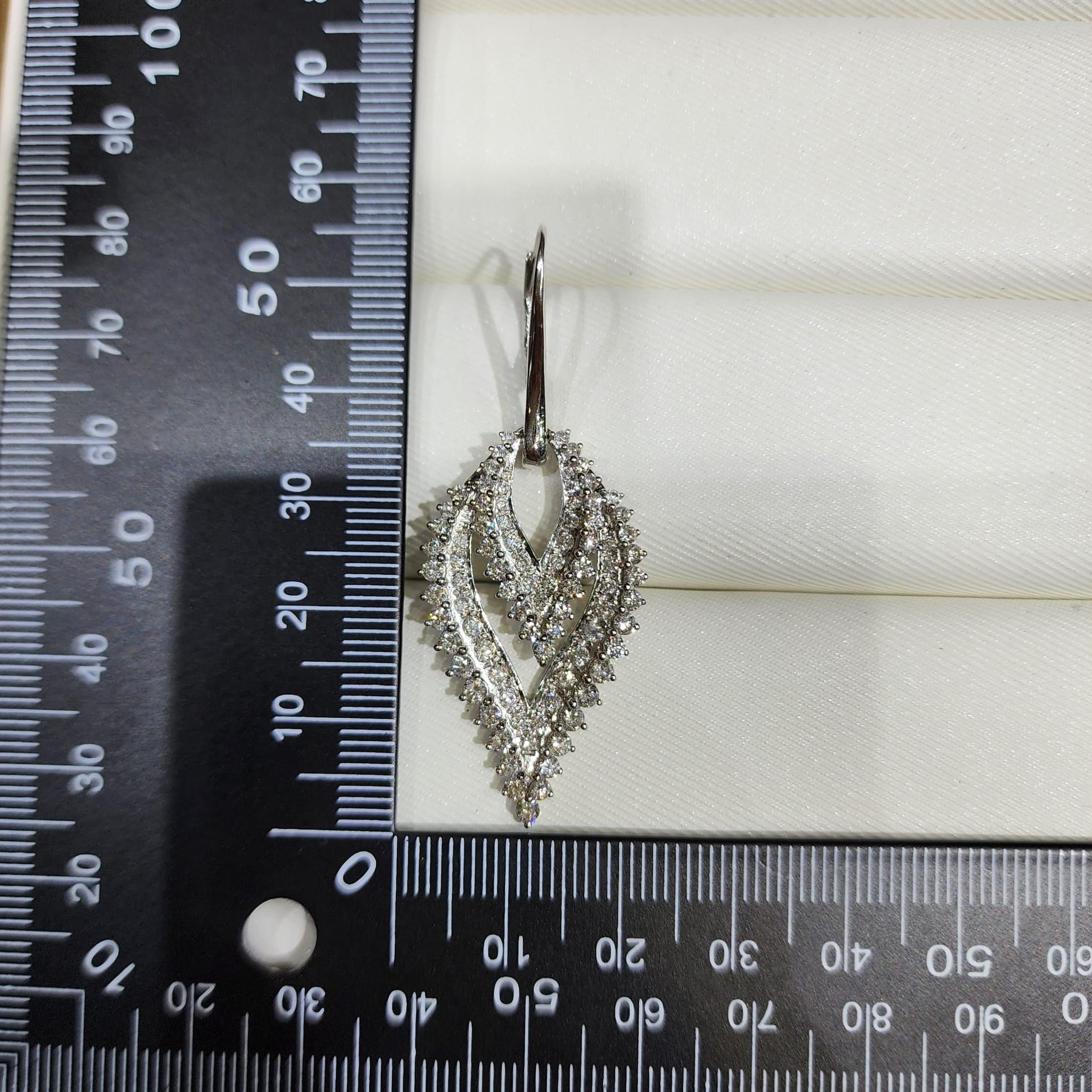 Vintage 4.28 Carat Diamond Drop Earrings in 18 Karat White Gold For Sale 1