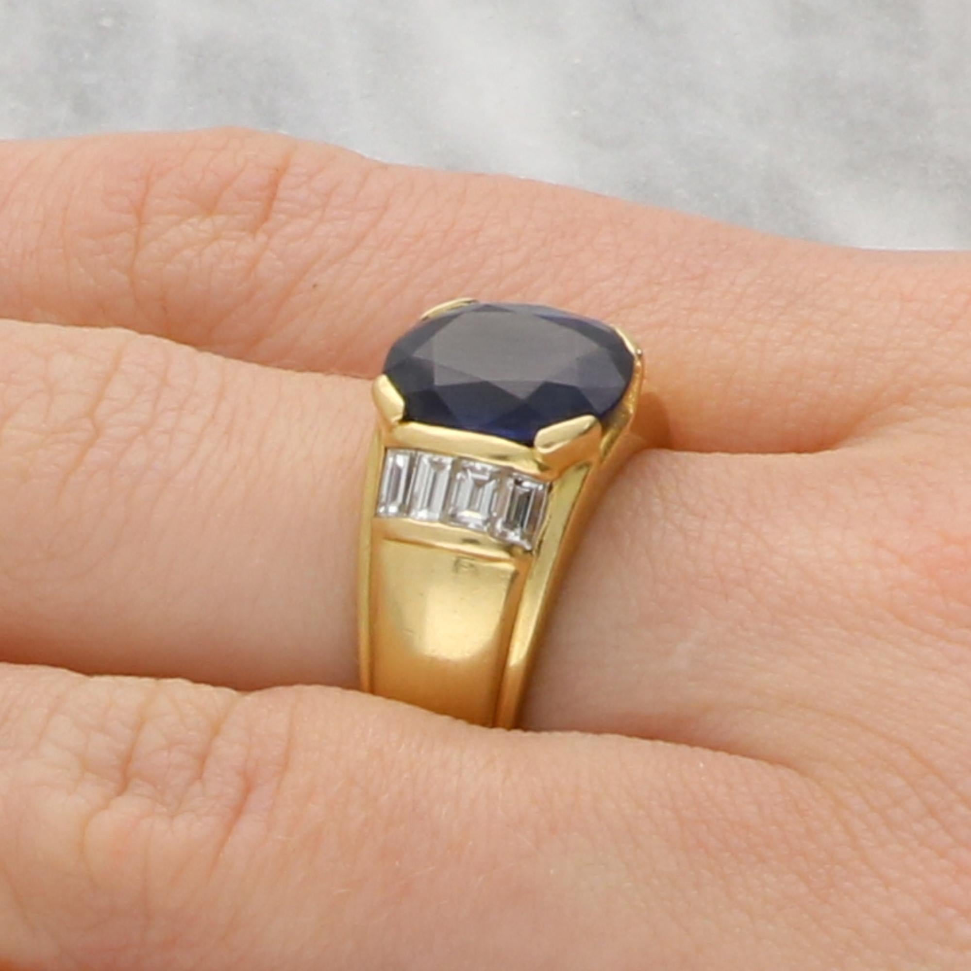 Vintage 4.30ct Blue Sapphire and Diamond Ring in 18k Yellow Gold In Excellent Condition For Sale In London, GB