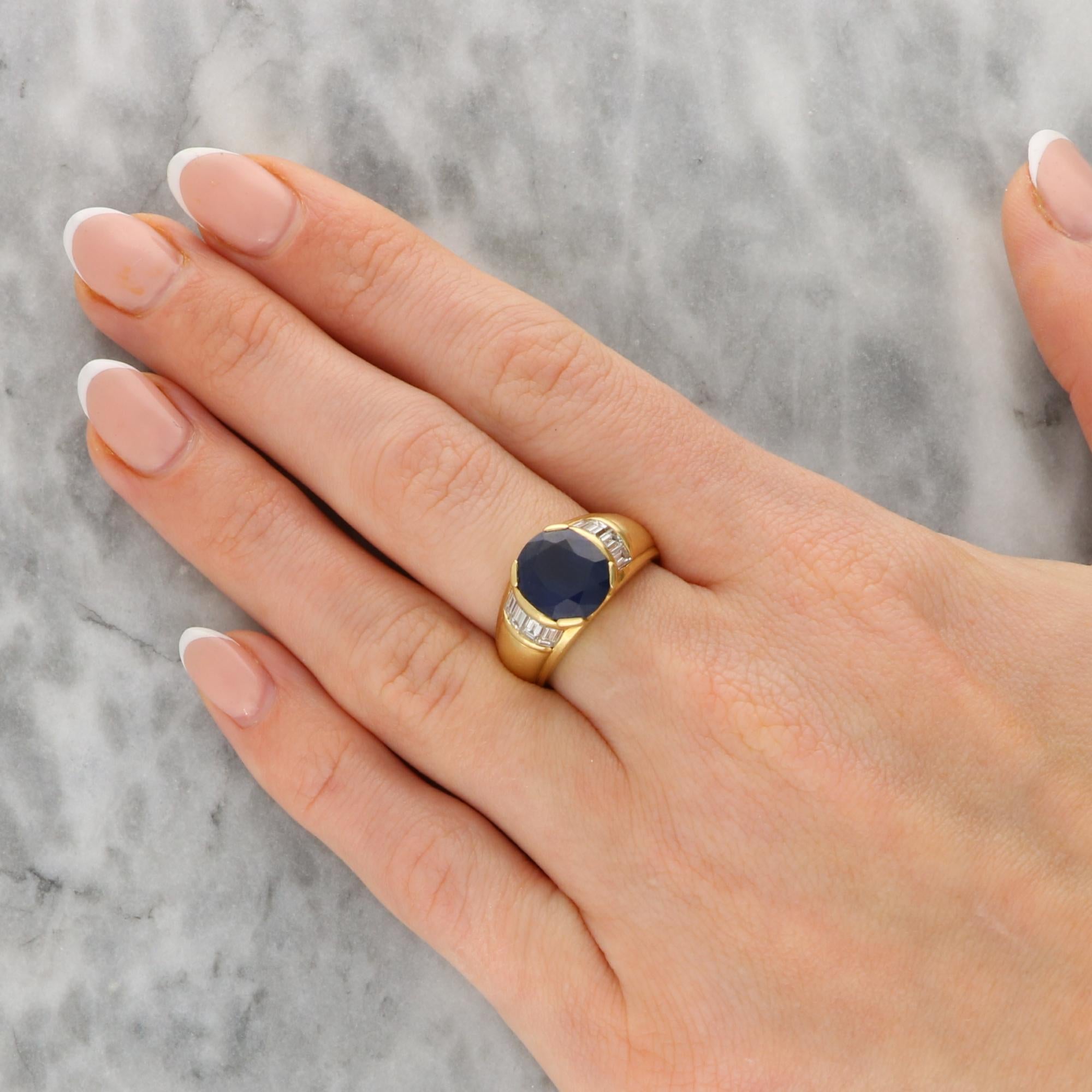Vintage 4.30ct Blue Sapphire and Diamond Ring in 18k Yellow Gold For Sale 1