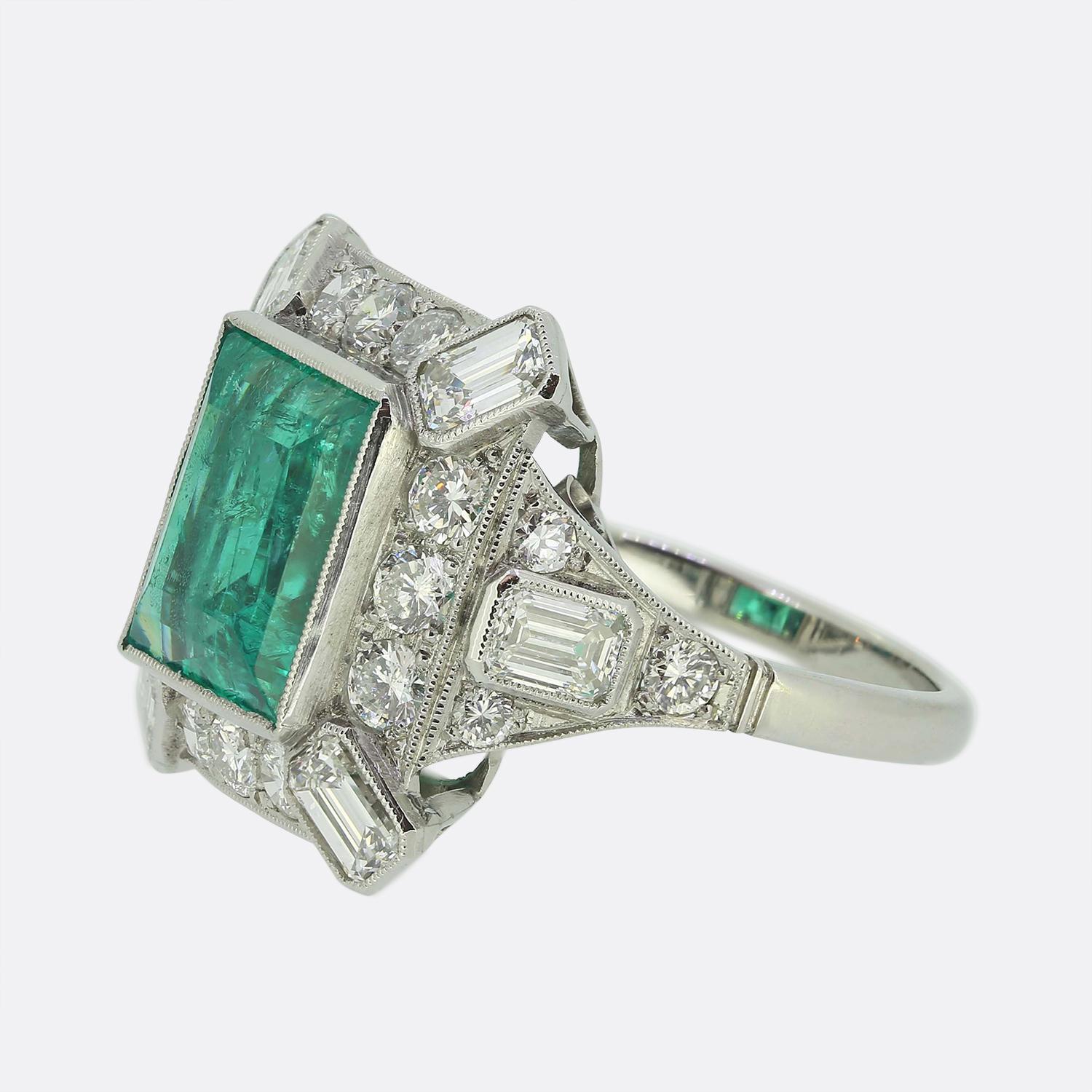 Nous avons ici une fabuleuse bague à émeraudes et diamants. Cette pièce vintage est ornée d'une sensationnelle émeraude taillée en carreaux au centre de la face, d'origine colombienne, d'un vert vif et d'une couleur légèrement bleutée. Cette pierre