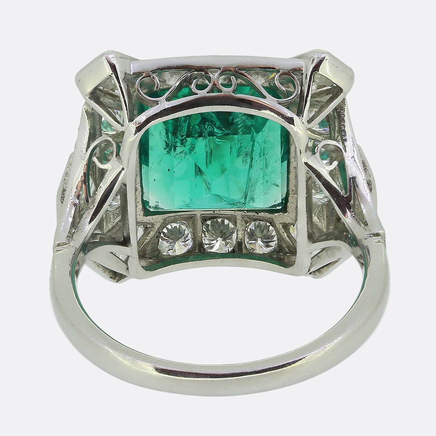 Vintage Cluster-Ring mit 4,34 Karat Smaragd und Diamant im Zustand „Hervorragend“ in London, GB