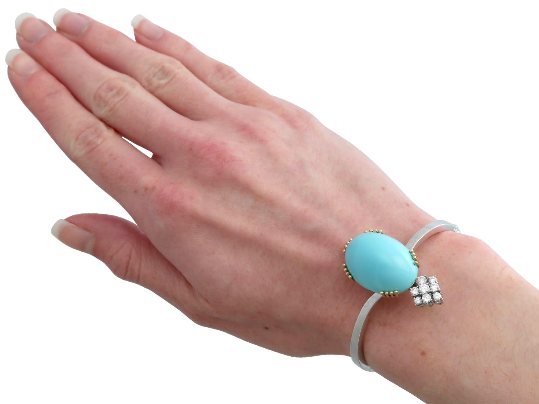 43,44 Karat Türkis im Cabochon-Schliff und Diamant-Armreif aus Weißgold im Angebot 9