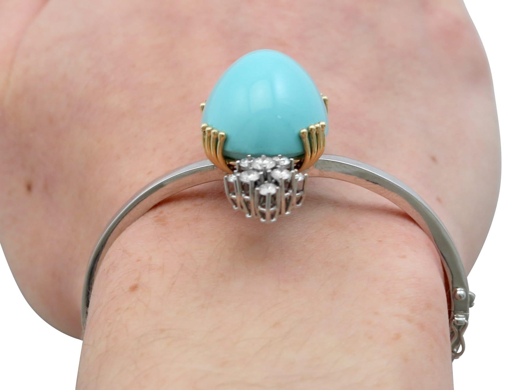 43,44 Karat Türkis im Cabochon-Schliff und Diamant-Armreif aus Weißgold im Angebot 11