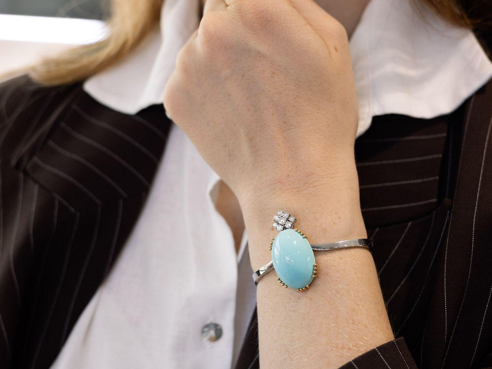 43,44 Karat Türkis im Cabochon-Schliff und Diamant-Armreif aus Weißgold für Damen oder Herren im Angebot