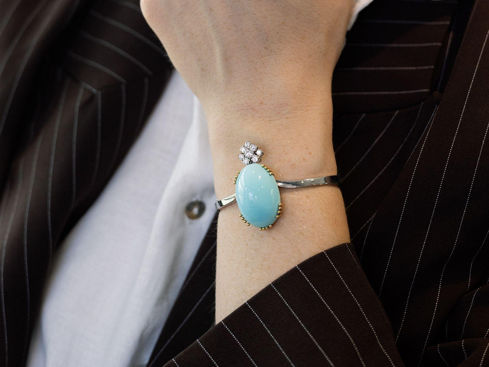 43,44 Karat Türkis im Cabochon-Schliff und Diamant-Armreif aus Weißgold im Angebot 1