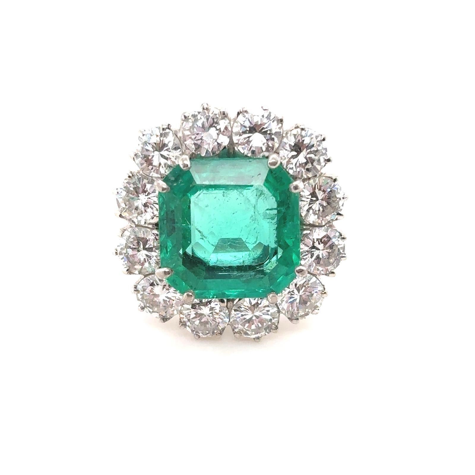 Vintage-Ring aus 18 Karat Weißgold mit 4,38 Karat kolumbianischem Smaragd und Diamanten, um 1950

Dieser außergewöhnliche Ring ist in der Mitte mit einem kolumbianischen Smaragd von 4,38 Karat im Smaragdschliff besetzt.

Der auffällige Smaragd in