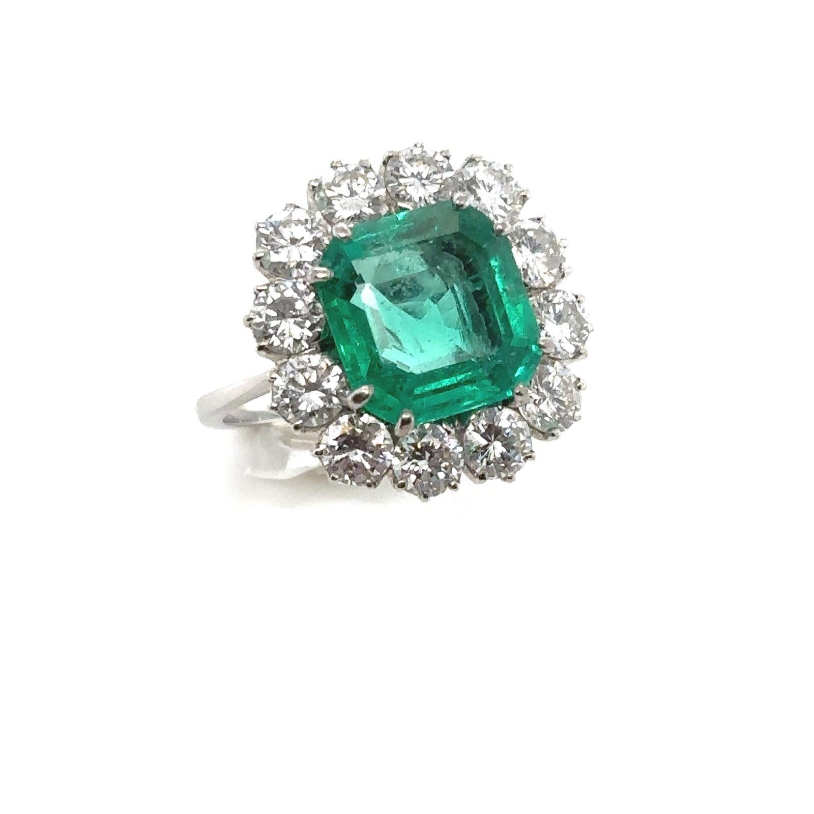 Vintage 4,38 Karat kolumbianischer Smaragd und Diamant-Cluster-Ring aus 18 Karat Weißgold (Retro) im Angebot
