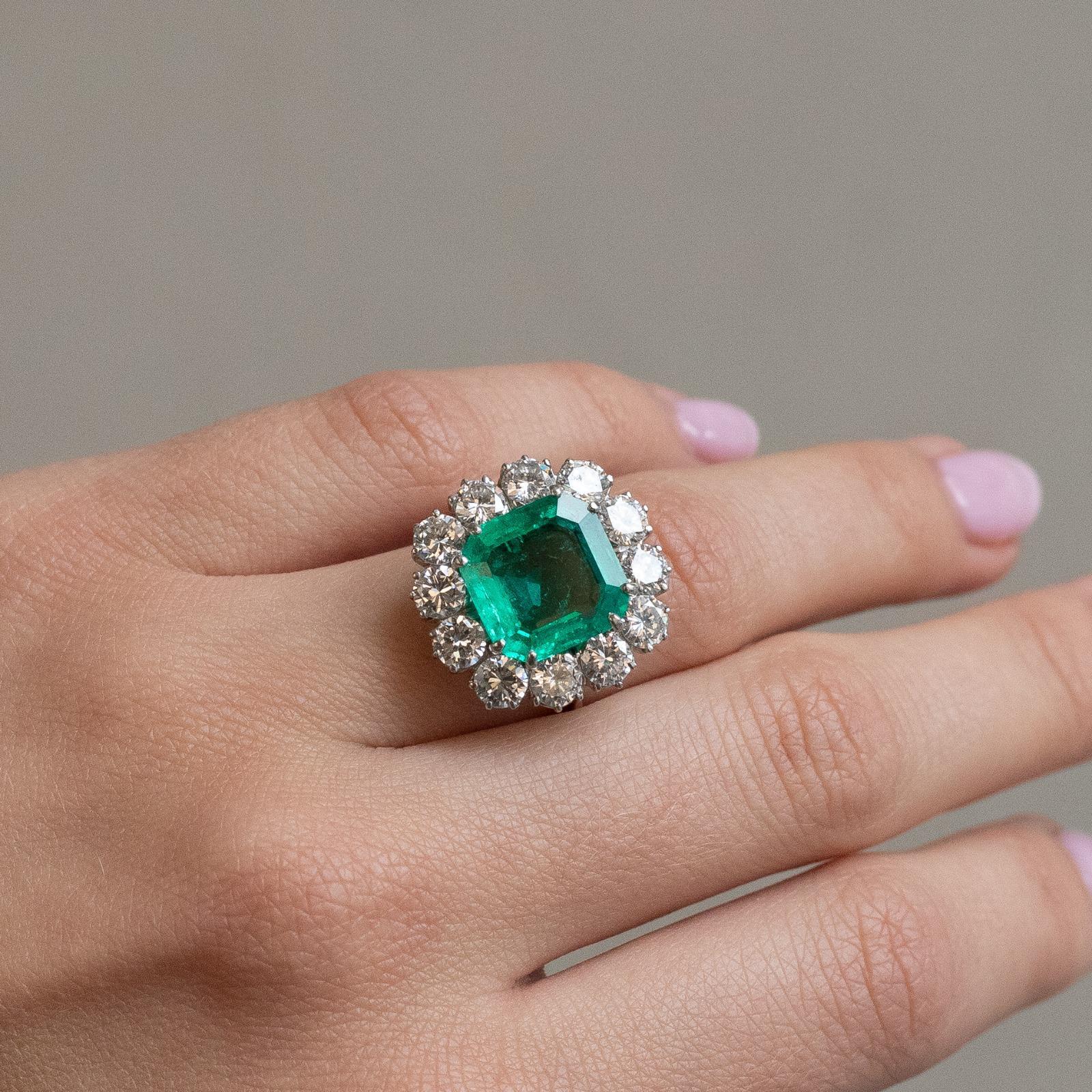 Vintage 4,38 Karat kolumbianischer Smaragd und Diamant-Cluster-Ring aus 18 Karat Weißgold (Smaragdschliff) im Angebot