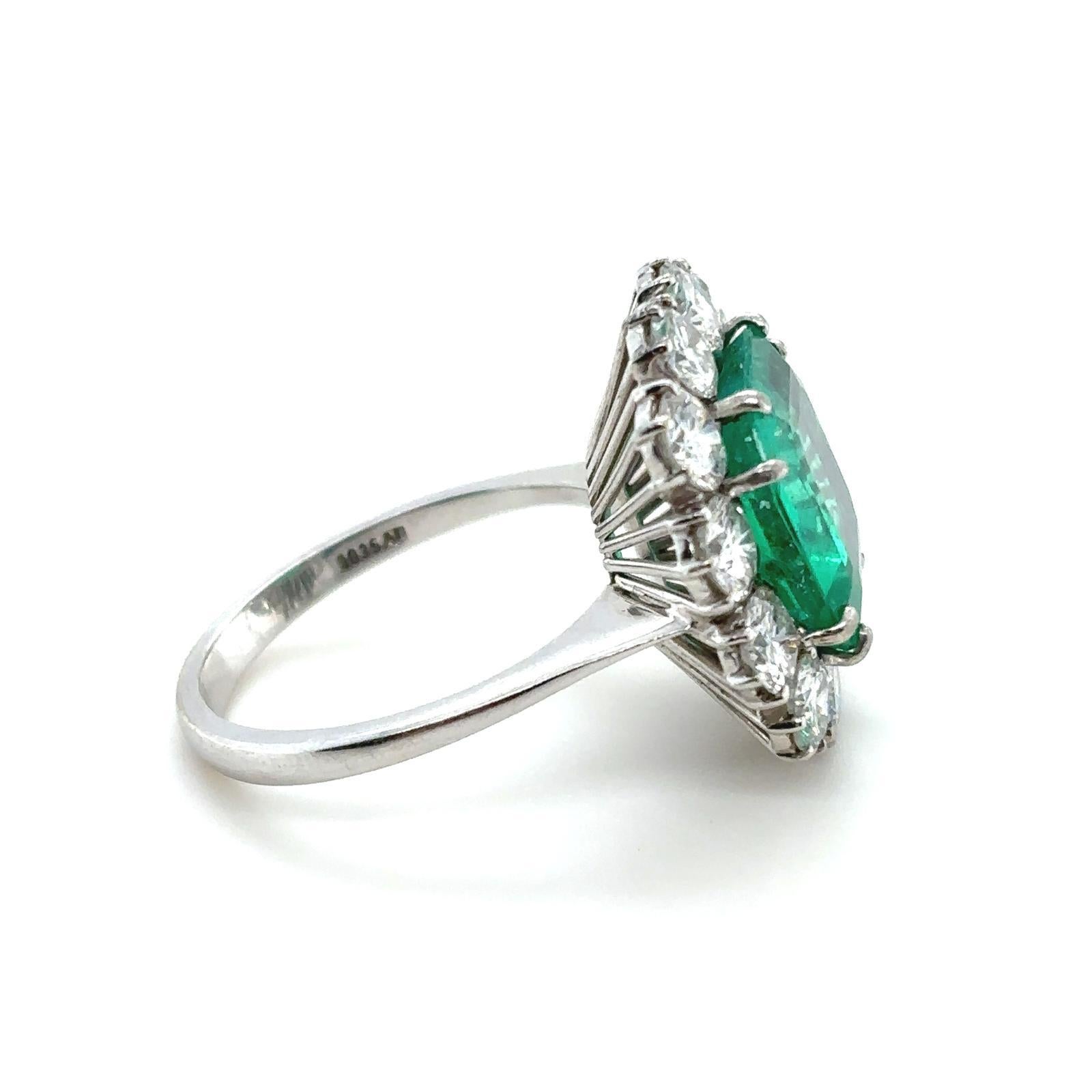 Vintage 4,38 Karat kolumbianischer Smaragd und Diamant-Cluster-Ring aus 18 Karat Weißgold im Zustand „Gut“ im Angebot in London, GB