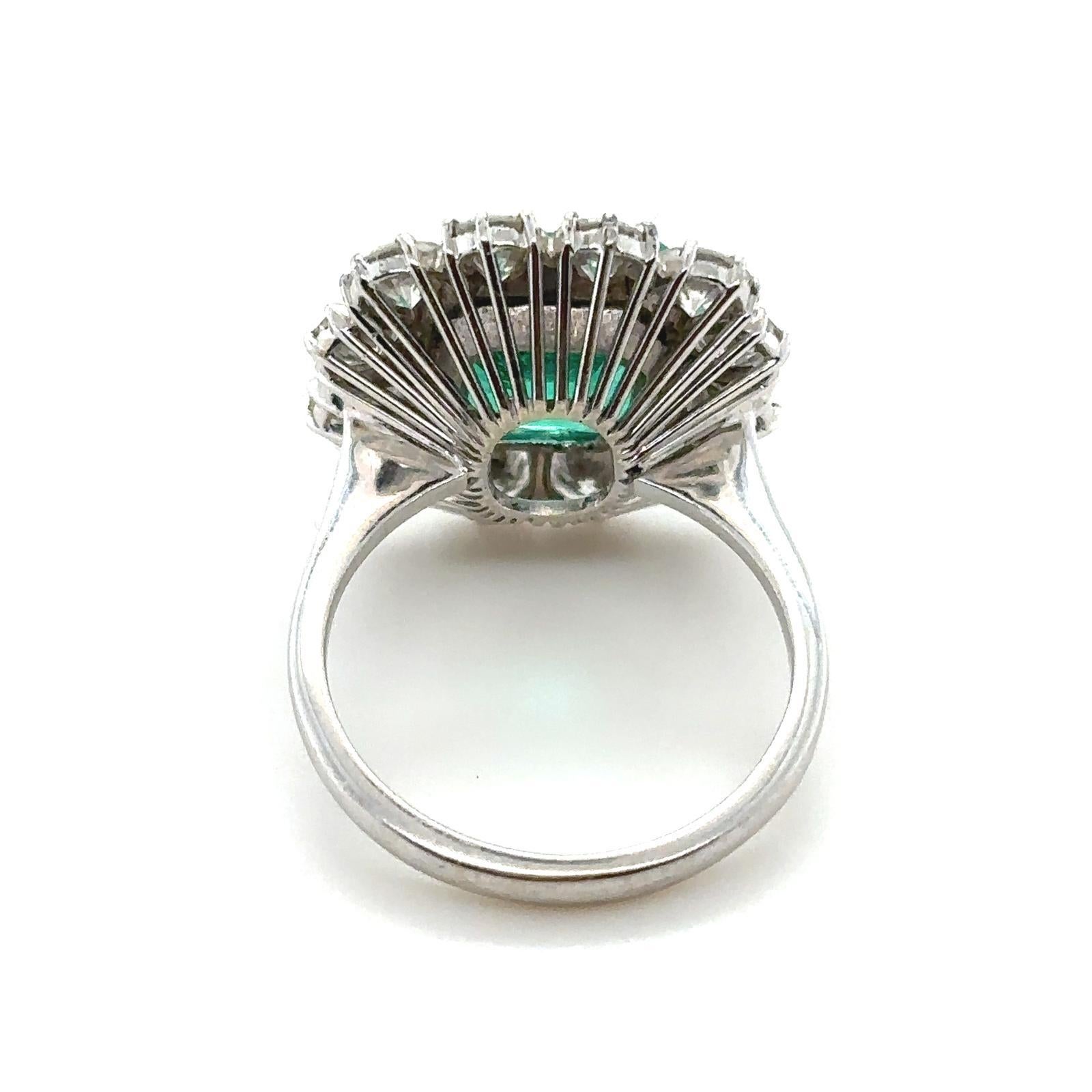 Vintage 4,38 Karat kolumbianischer Smaragd und Diamant-Cluster-Ring aus 18 Karat Weißgold Damen im Angebot