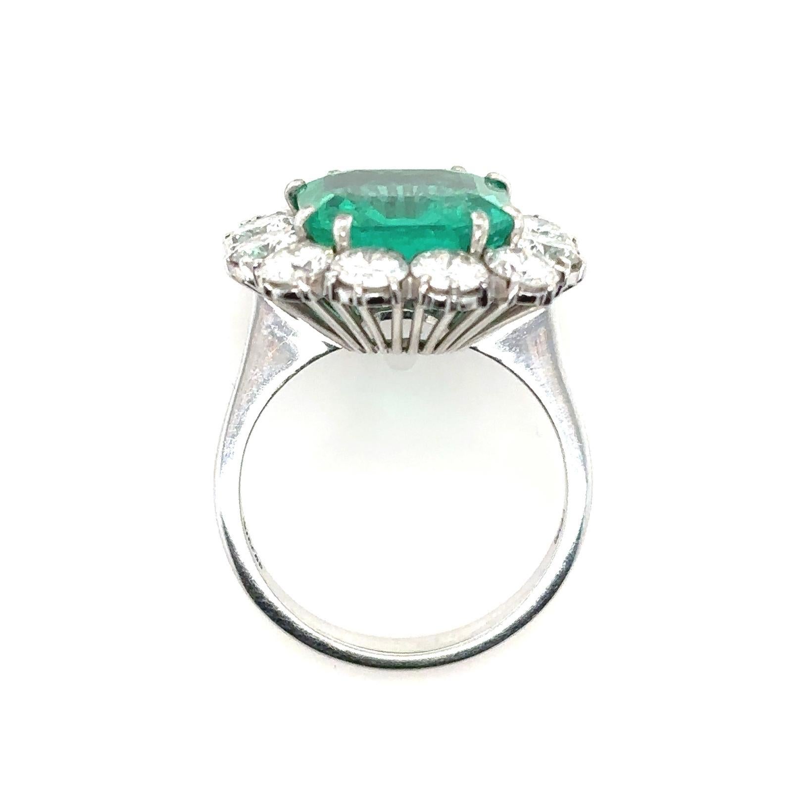 Vintage 4,38 Karat kolumbianischer Smaragd und Diamant-Cluster-Ring aus 18 Karat Weißgold im Angebot 1