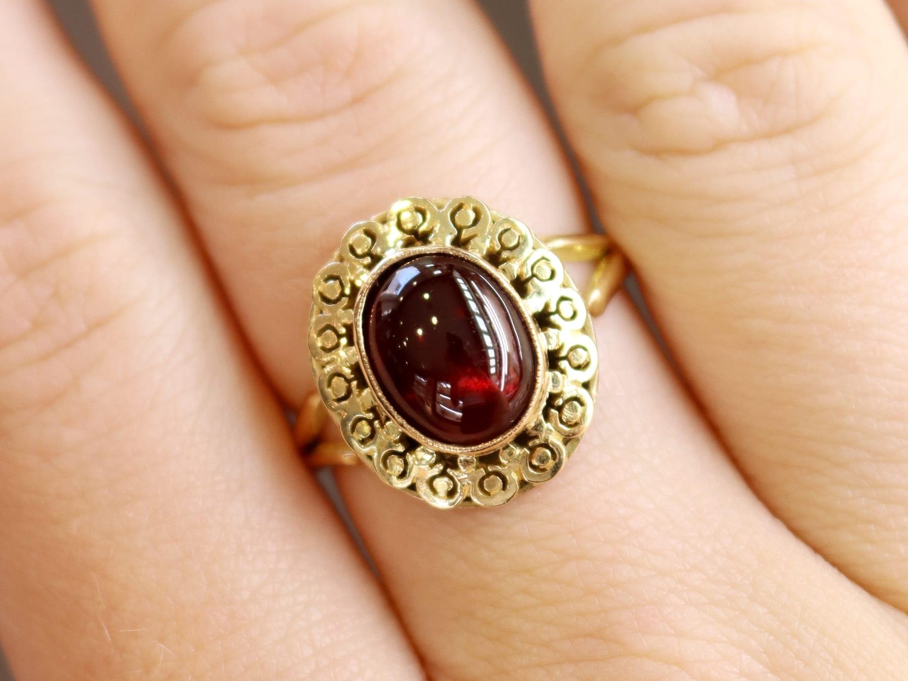Cabochon Vintage 4.43 Carat Garnet and 18k Yellow Gold Dress Ring Circa 1940 For Sale