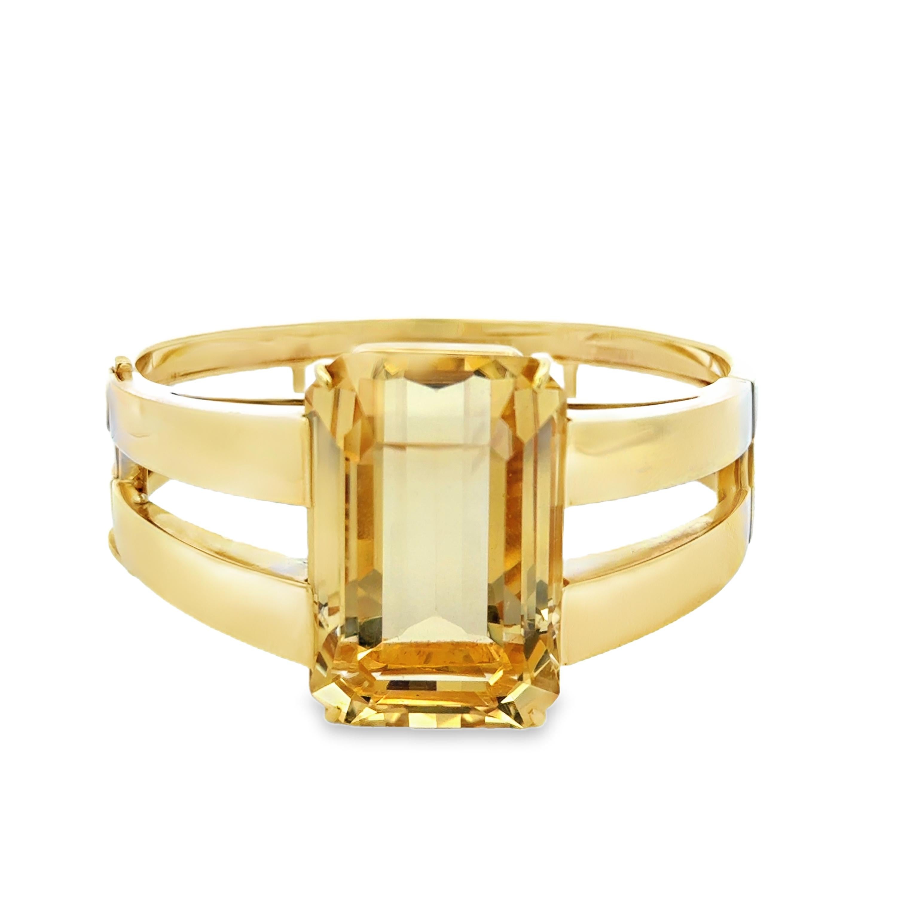 Diese italienische Vintage  Der Armreif aus 18 Karat Gelbgold ist mit einem atemberaubenden Citrin im Smaragdschliff von 44,40 Karat besetzt, der einen warmen goldenen Schimmer mit bemerkenswerter Klarheit und Brillanz ausstrahlt. Der übergroße