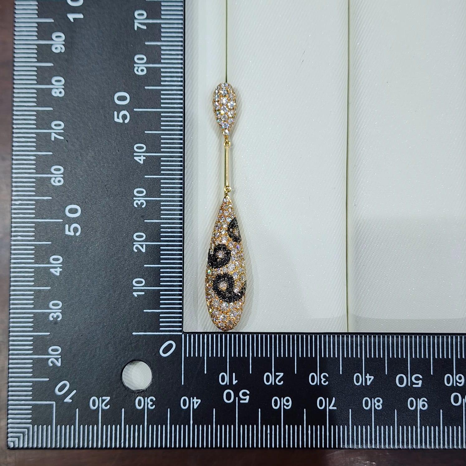 Boucle d'oreille pendante en or rose 18 carats avec diamant blanc et noir pavé de 4.46ct en vente 1