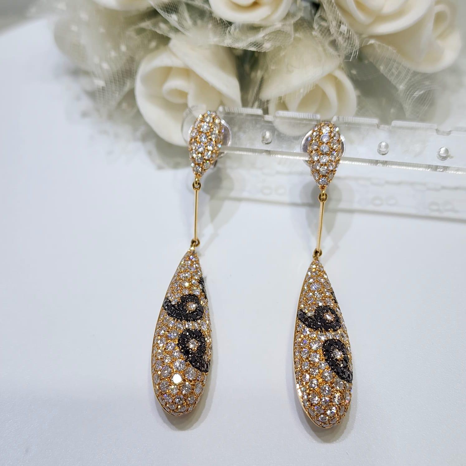 Boucle d'oreille pendante en or rose 18 carats avec diamant blanc et noir pavé de 4.46ct en vente 3